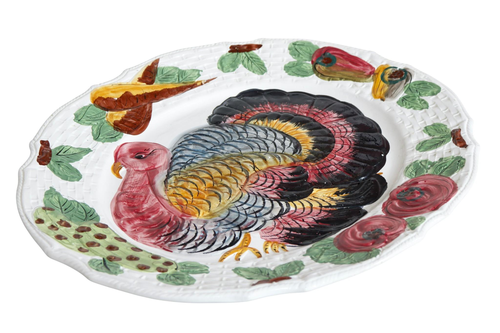 Plat de service en céramique gaufrée italien du milieu du siècle. Peint à la main avec une dinde colorée au centre, entourée de légumes de saison, sur un motif de panier. Marqué VIMAX ITALY au dos et numéroté 704. Le dos comporte deux trous