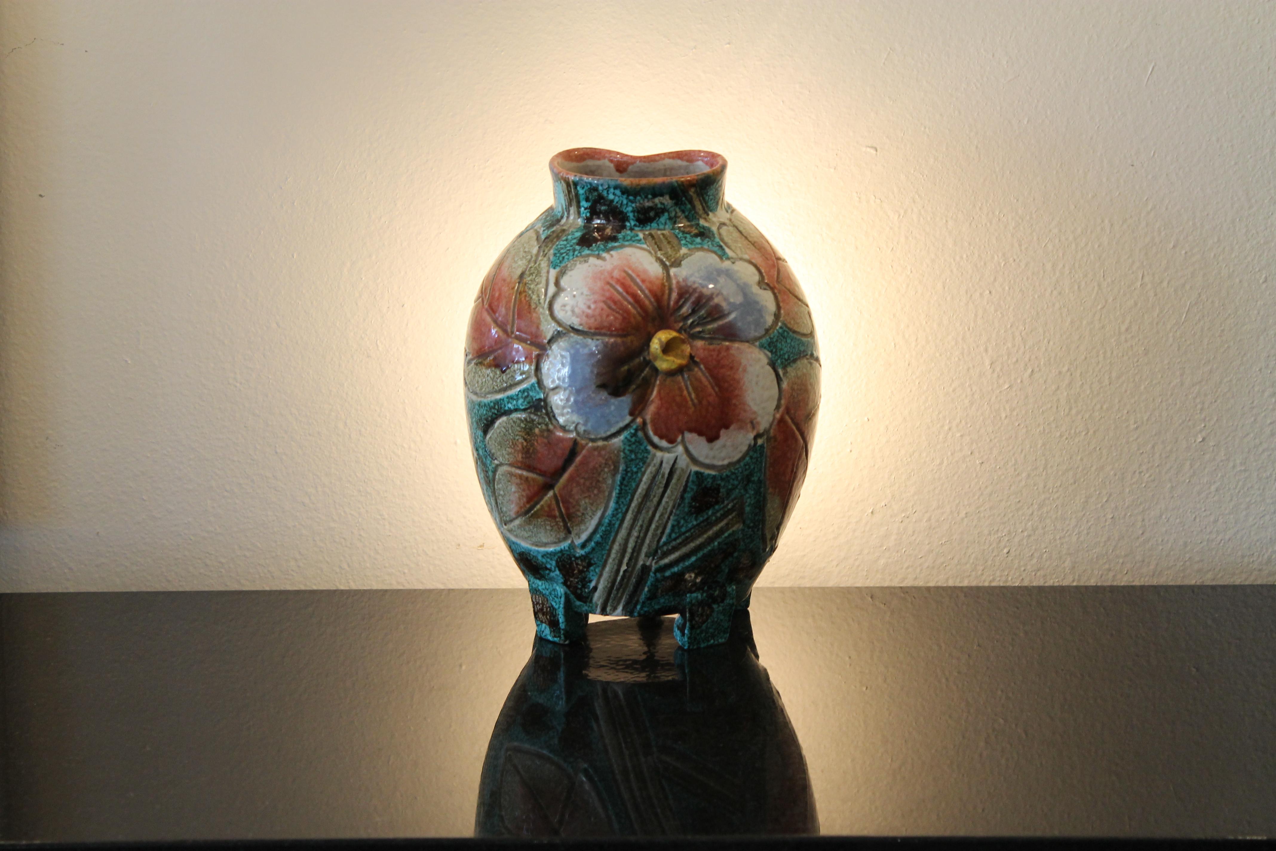 Italian ceramic television lamp with flowers. Lamp measures 8.5