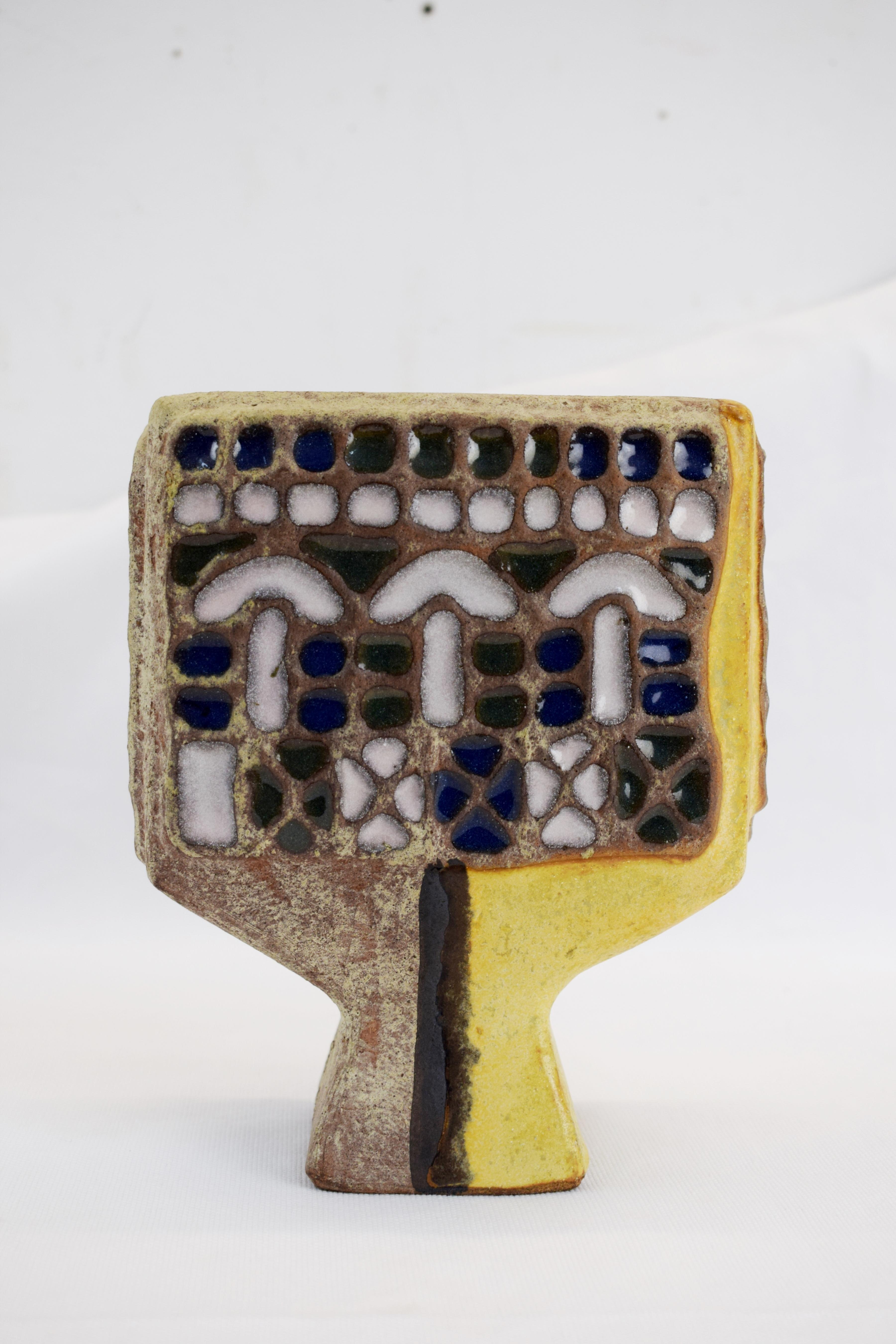 Italian ceramic vase, 1950s.
Dimensions: H= 18 cm; W= 15 cm; D= 9 cm.