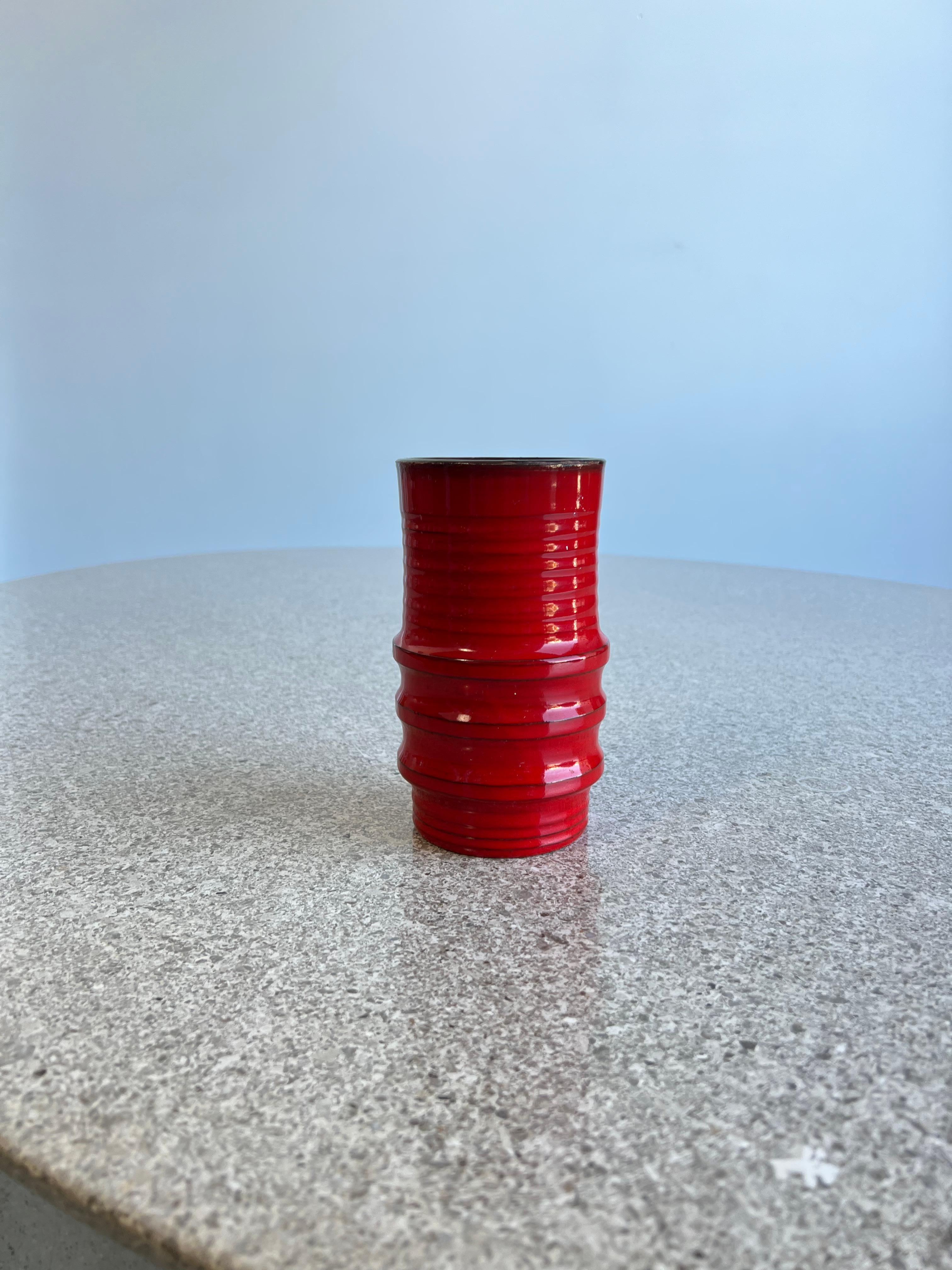 Vase rouge en céramique émaillée de Bitossi des années 1960.
Tampon sur le fond fabriqué en Italie, céramique originale en couleur rouge typique de Bitossi. 

