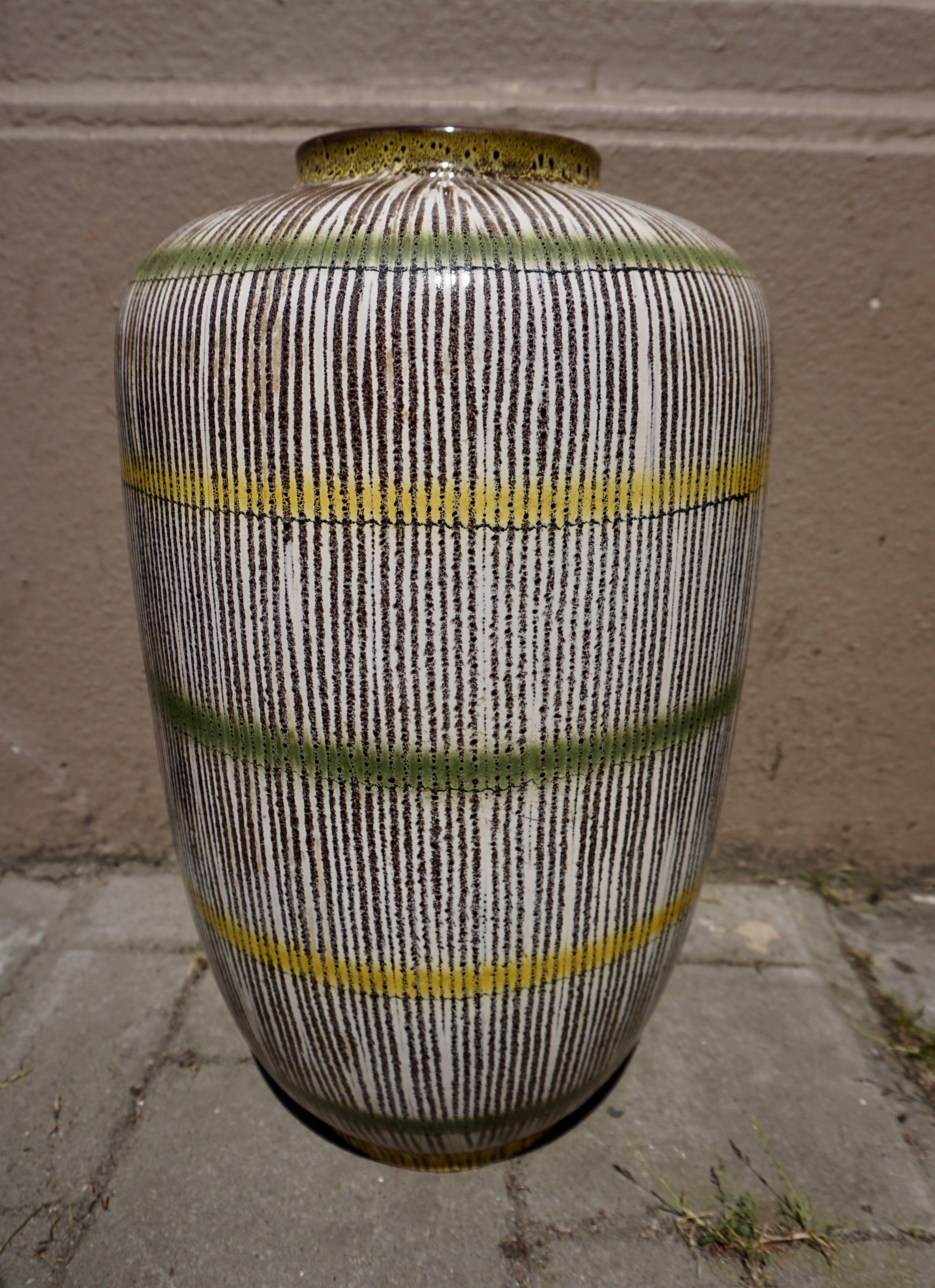 Large Italian ceramic vase.
Measures: Diameter 32 cm.
Height 51 cm.