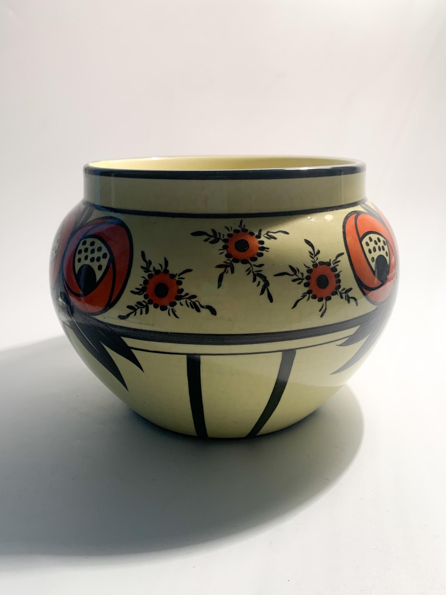 Gelbe und orangefarbene Keramikvase / Übertopf von SC Richard aus den 1890er Jahren. Die Vase hat eine leichte Reparatur, wie auf den Fotos zu sehen ist. Zusätzliches Fotomaterial auf Anfrage.

Durchmesser cm 21 h cm 16