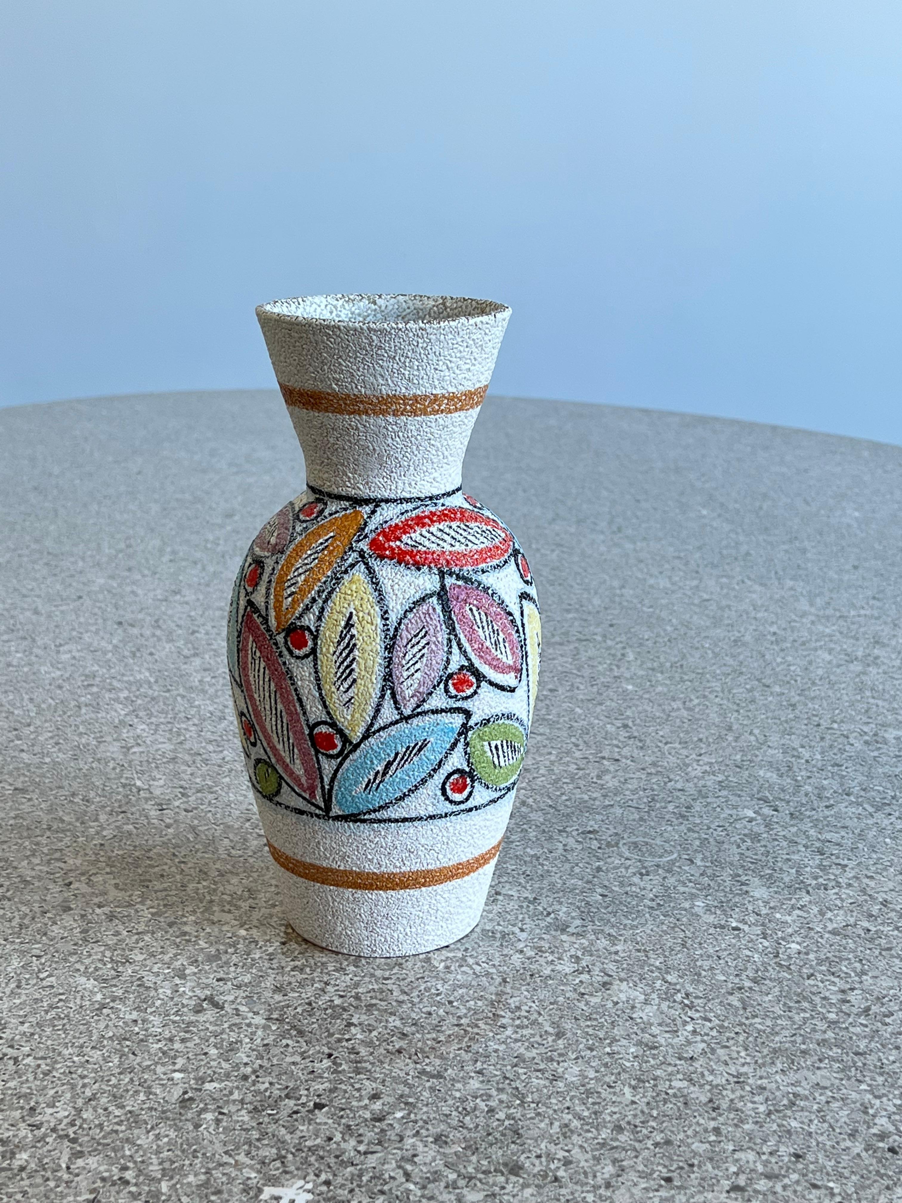 Vase en céramique italienne peint à la main, années 1950.
Magnifique vase peint à la main avec des feuilles abstraites colorées, texture céramique étonnante.