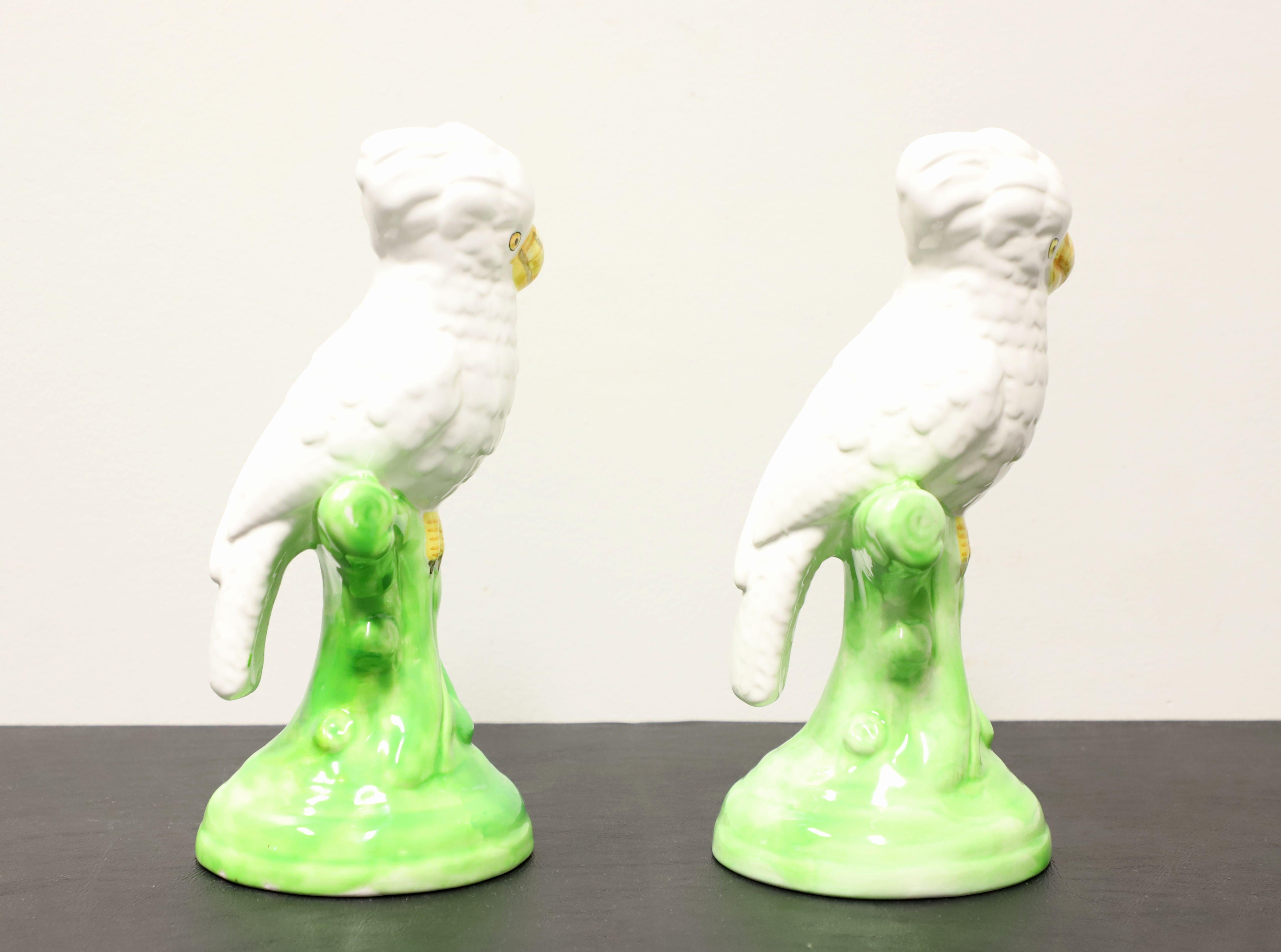 Autre Perroquets blancs en céramique italienne - Paire en vente