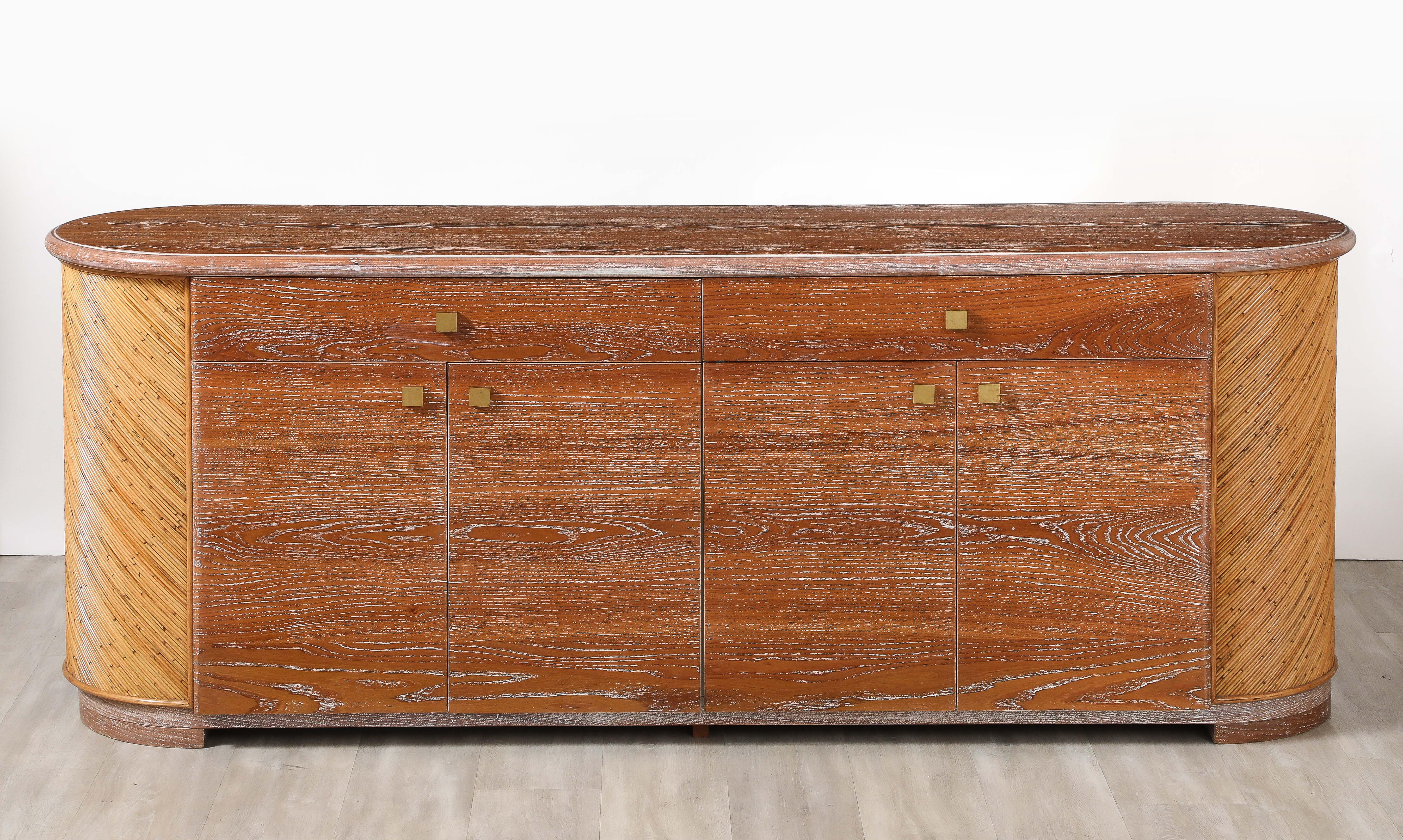 Armoire ou buffet italien ; avec deux tiroirs rectangulaires au-dessus de deux portes en chêne cérusé avec des poignées carrées en laiton.  Le plateau ovale est également en chêne cérusé et les côtés arrondis en bambou.  Le contraste entre le bambou