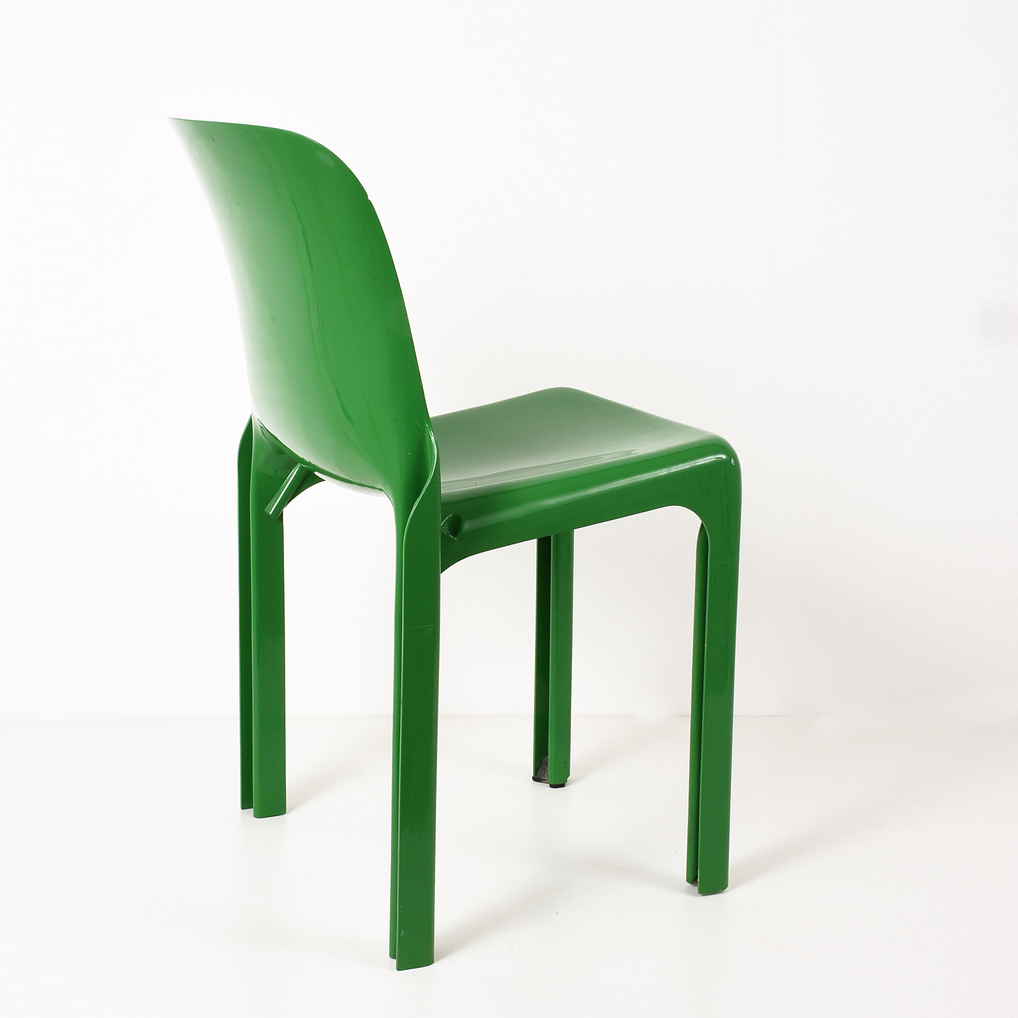 Particular for its green color, this chair by Vico Magistretti and realized by Artemide Milano in 1969.