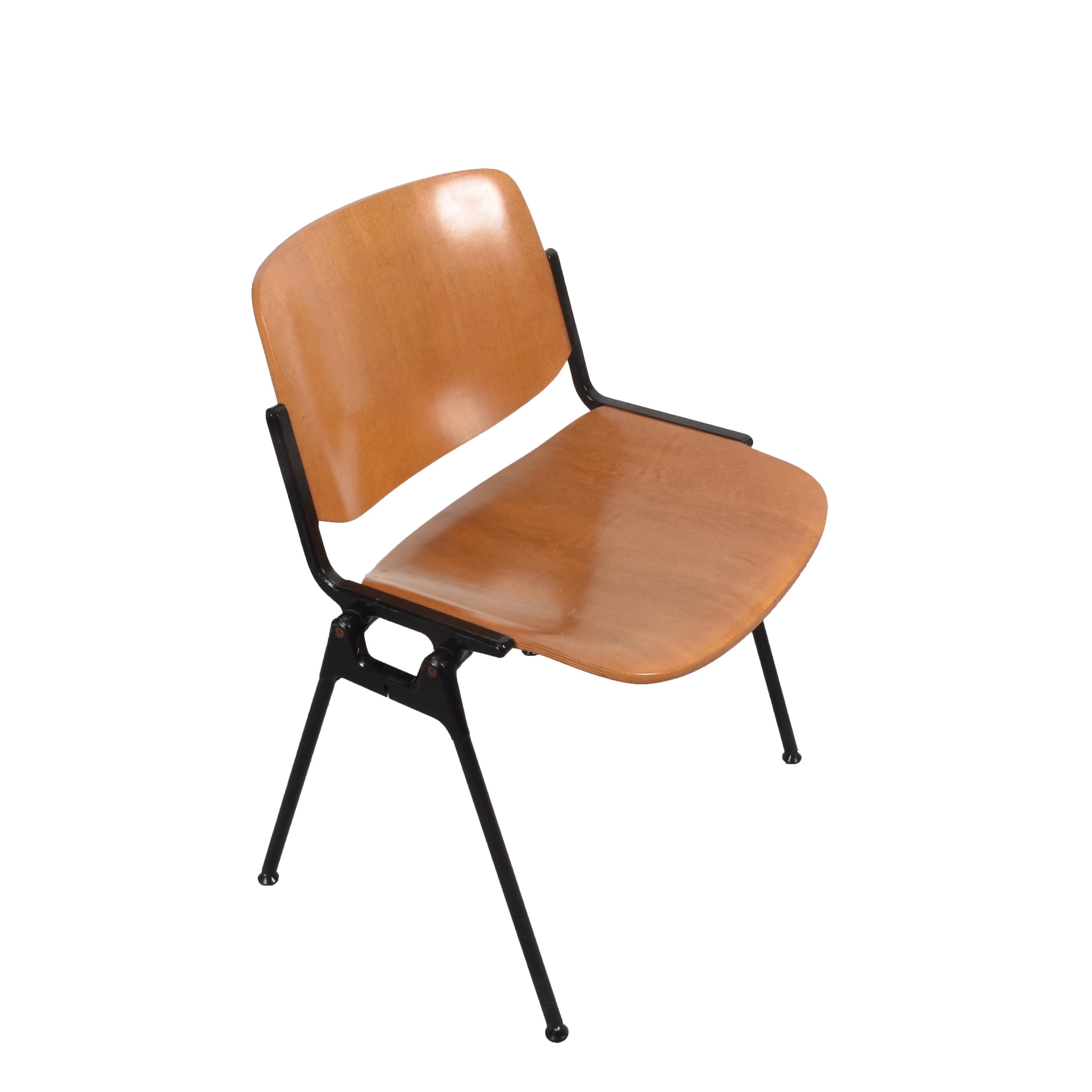 Chair designed by Giancarlo Piretti for Castelli. Wooden seat and back. 
Black enamelled aluminum
Eternal and indestructible chair.