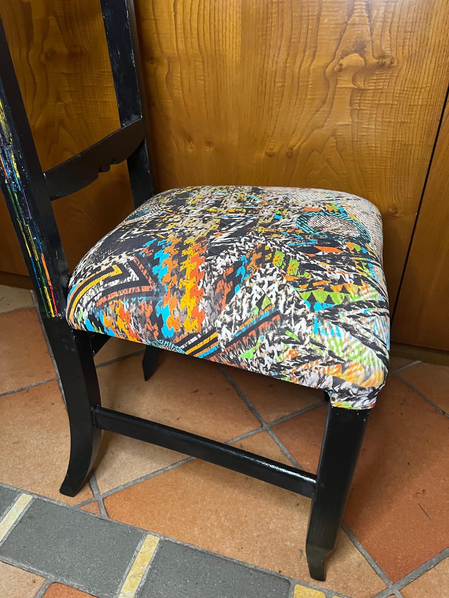 Italienischer Stuhl mit sehr originellem Design und Sitz aus farbigem Stoff und schwarzem Holz im Angebot 6