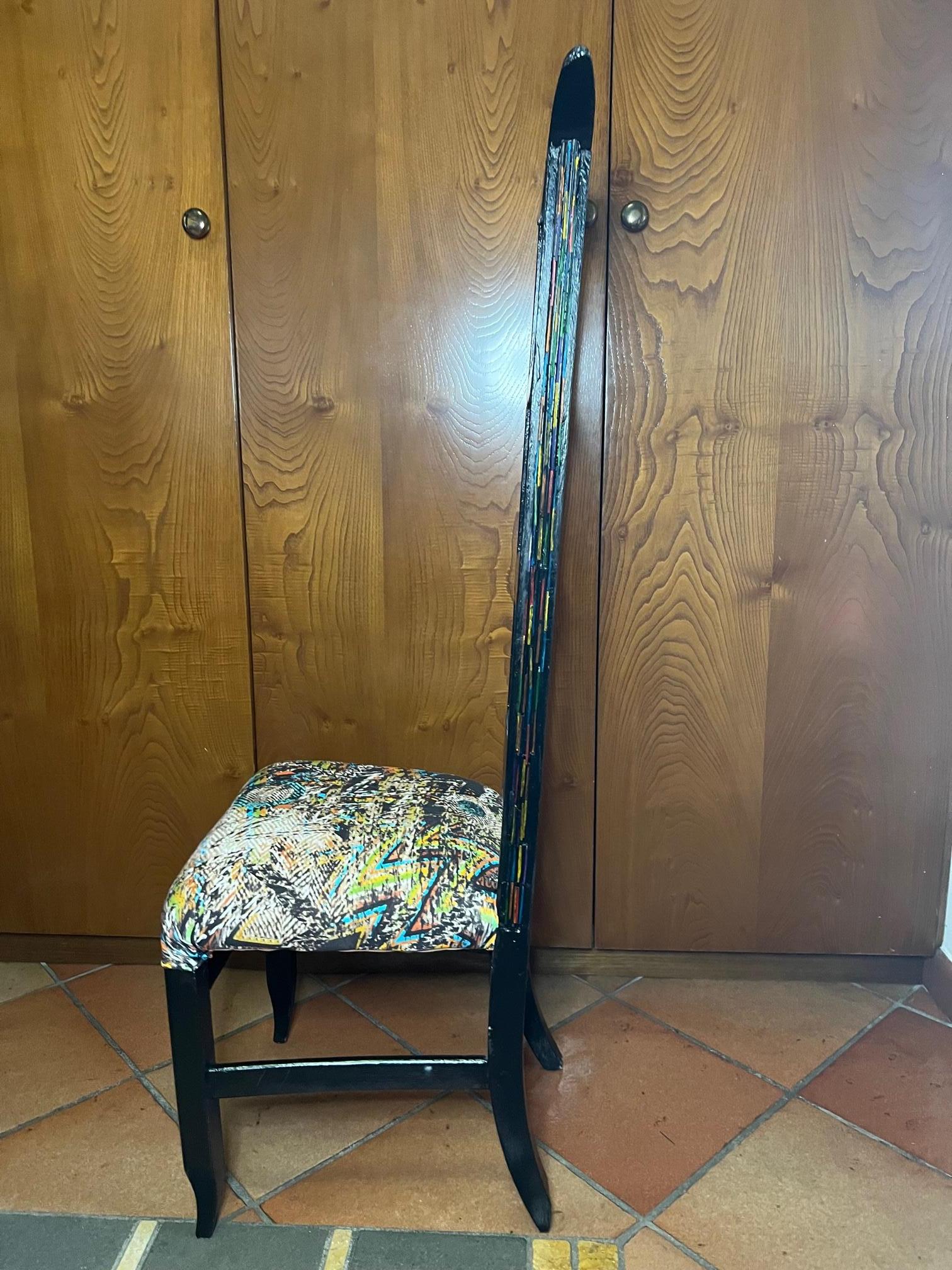 Chaise italienne au design très original avec assise en tissu noir et bois coloré en vente 7