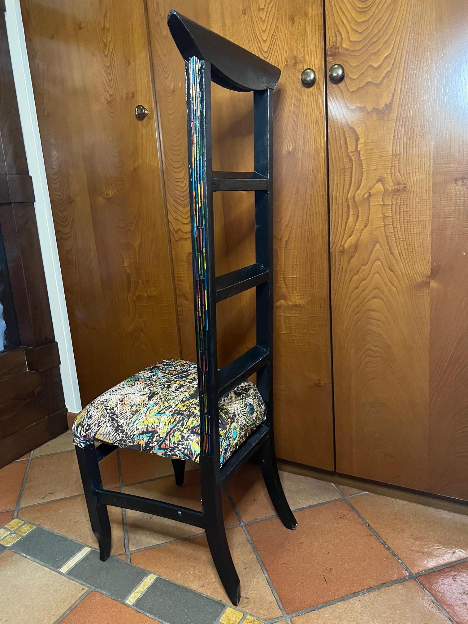 Italienischer Stuhl mit sehr originellem Design und Sitz aus farbigem Stoff und schwarzem Holz im Angebot 11