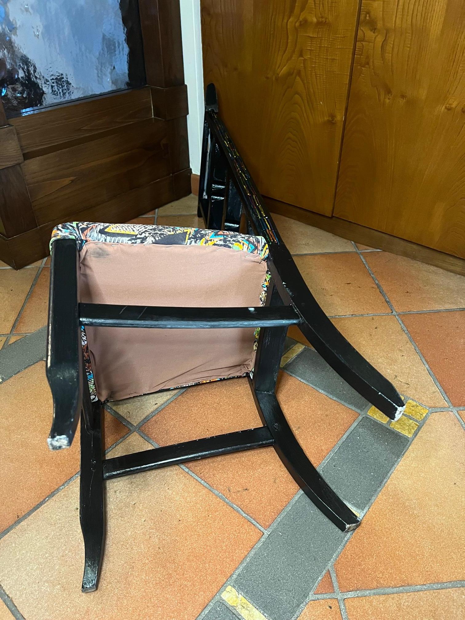 Italienischer Stuhl mit sehr originellem Design und Sitz aus farbigem Stoff und schwarzem Holz im Angebot 12