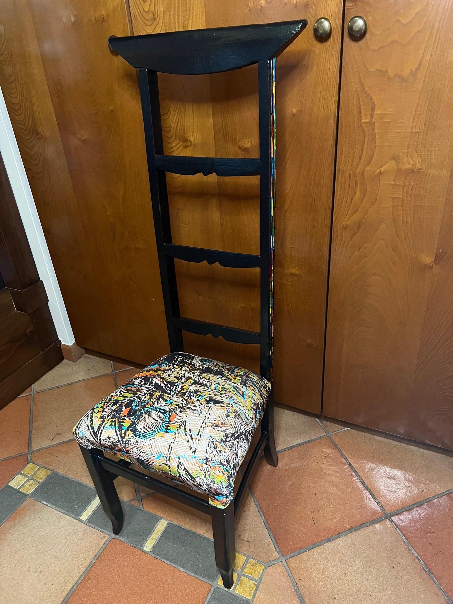 Artisanat Chaise italienne au design très original avec assise en tissu noir et bois coloré en vente