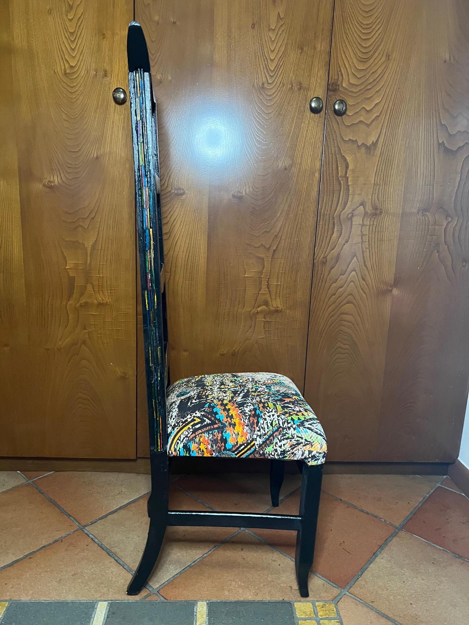 Italienischer Stuhl mit sehr originellem Design und Sitz aus farbigem Stoff und schwarzem Holz im Angebot 2