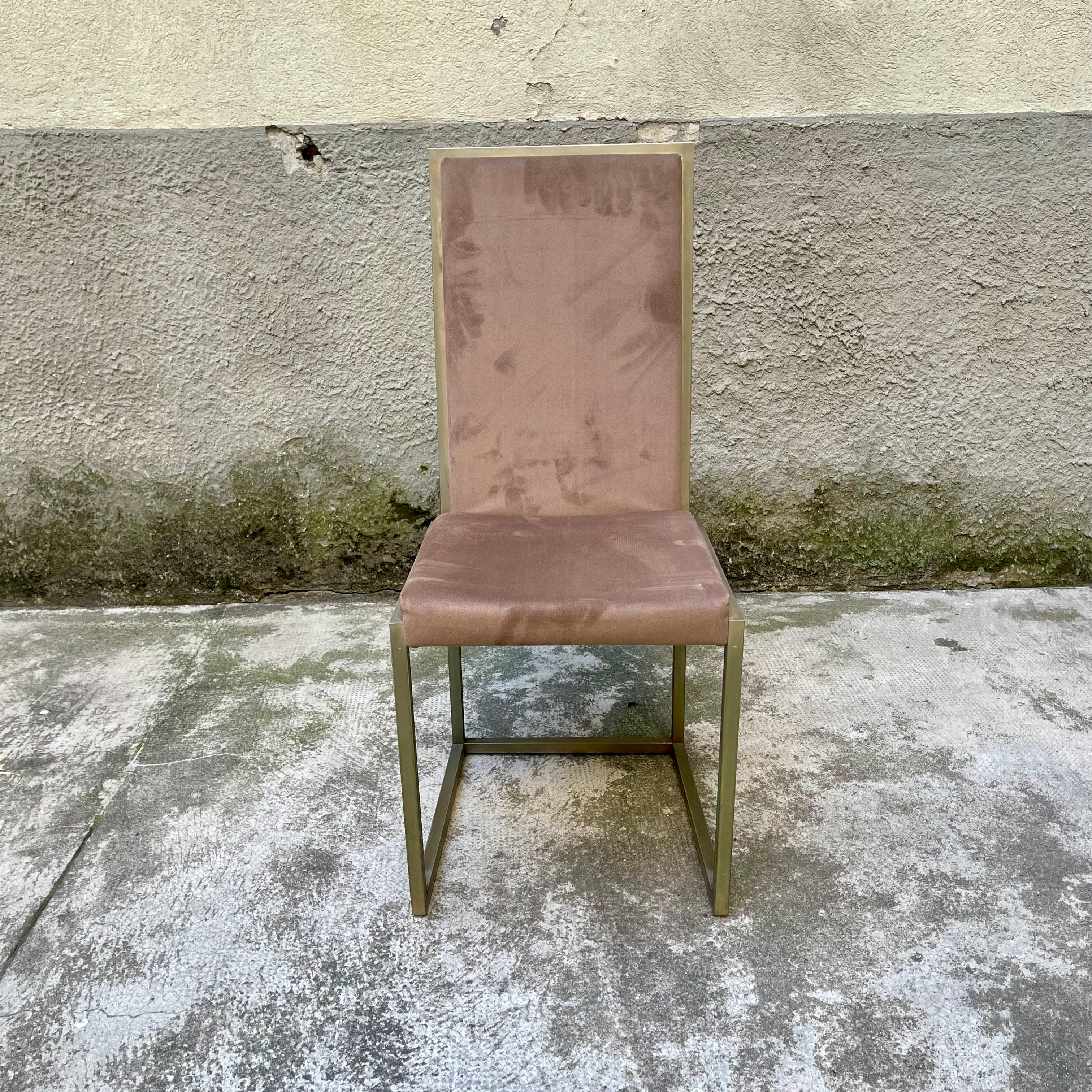 Cet ensemble de 4 chaises, attribuées à la production de la société Sabot, récemment retapissées en Alcantara brun, est constitué de tubes métalliques dorés à section carrée. Ils peuvent être combinés avec une table et un buffet, qui faisaient