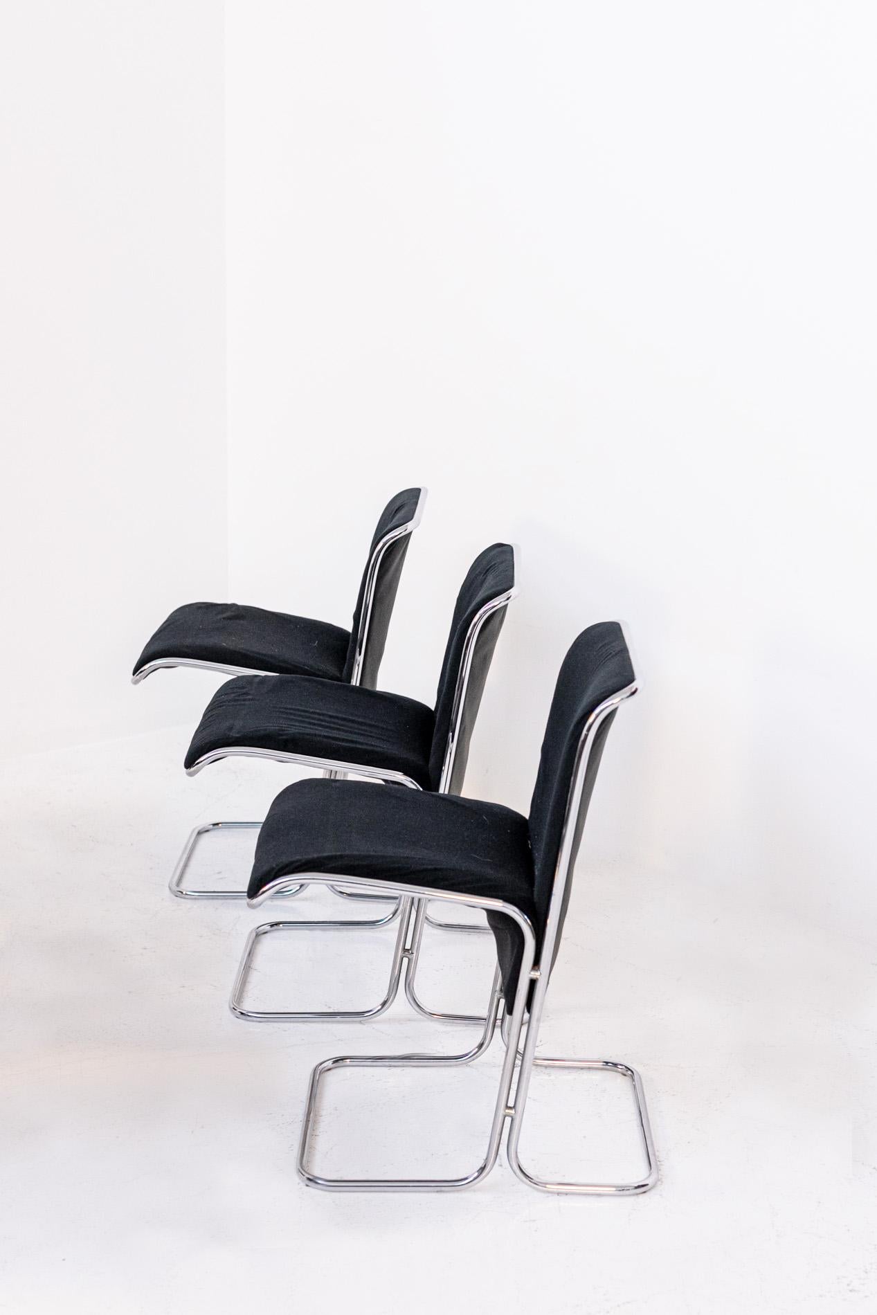 Eccentric set of six chairs designed by Antonio Ari Colombo for the Arflex manufacture in the 1970s. The chairs are made of tubular steel for its structure. The line of the chairs is harmonious and fluid. The peculiarity of the seat is its very