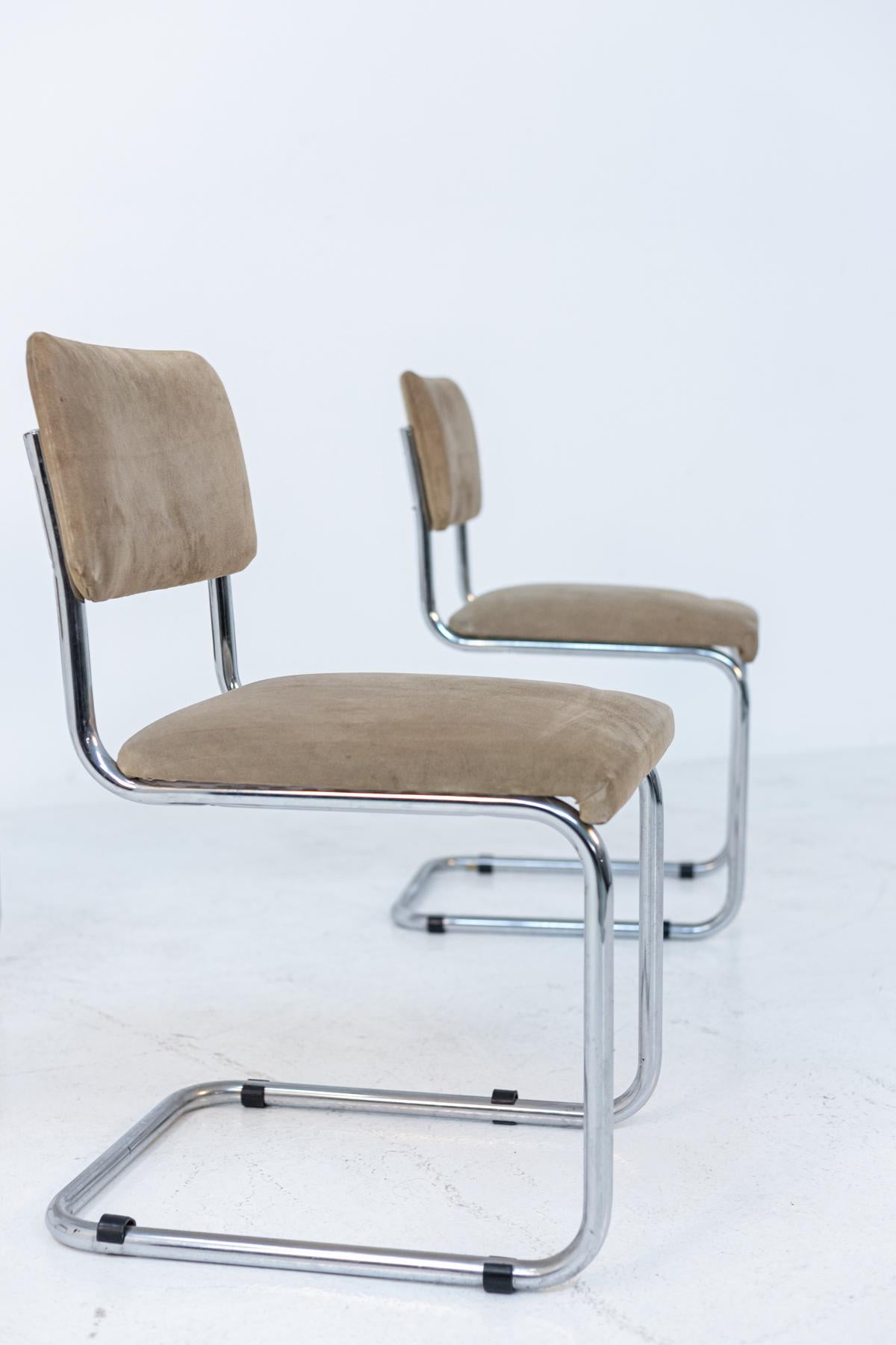 Set of four Italian chairs from the 1970s. The chairs are made with a tubular steel that follows the entire shape of the chair. The seat and its back are upholstered in cream or beige velvet. Their clean, essential lines are ideal for minimalist