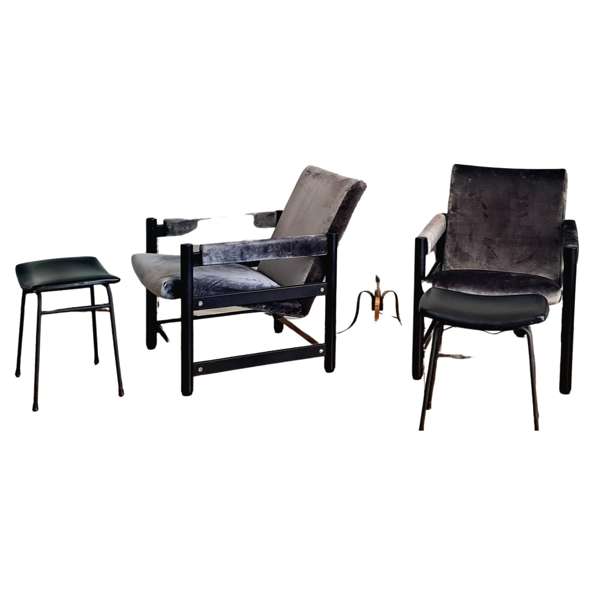 Paire de chaises italiennes, chaises laquées noires avec panneaux latéraux chromés et  nouvelle sellerie en velours gris. Les chaises s'assoient sur la base en métal comme vous pouvez le voir sur les photos, donc chaque chaise est en deux parties.