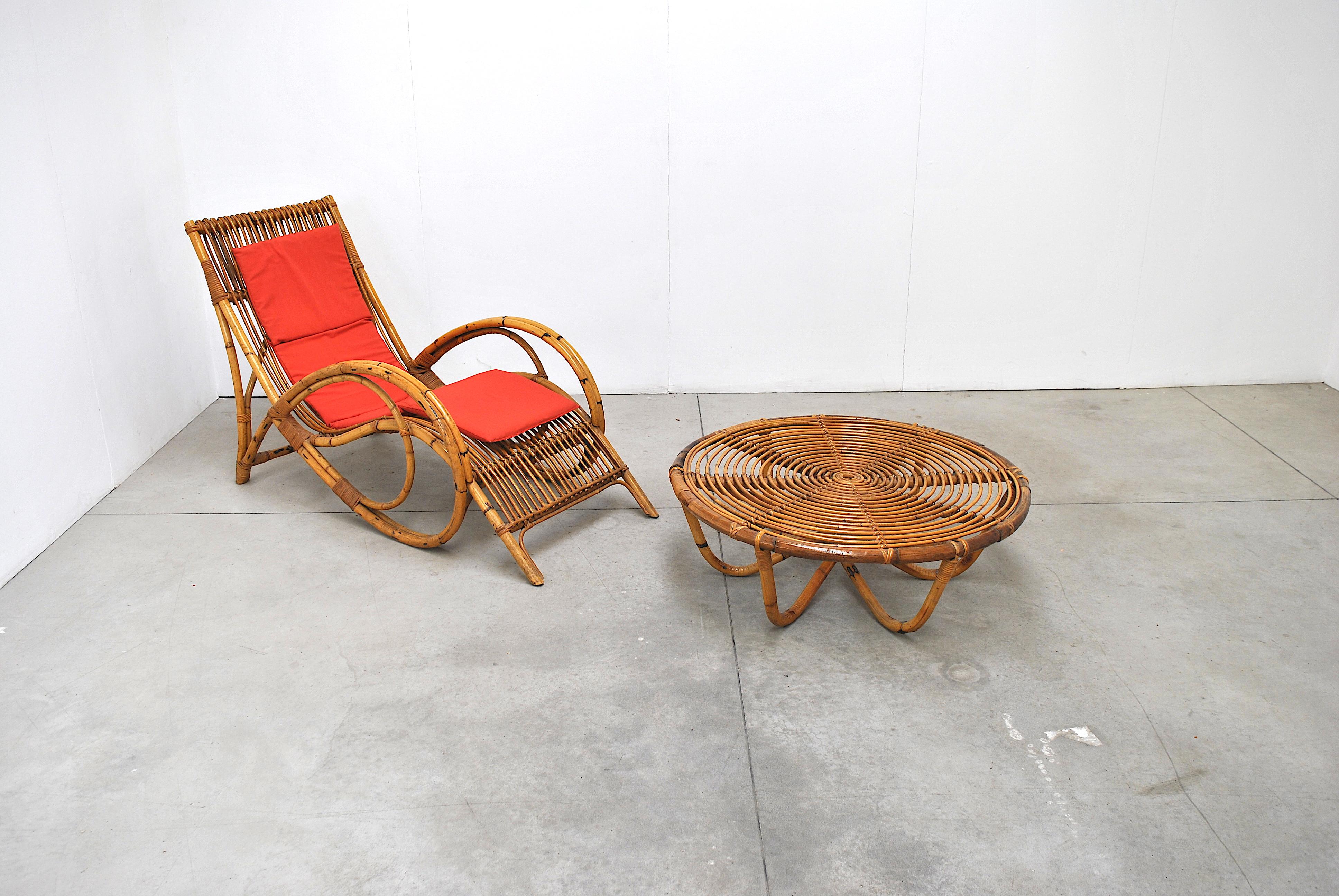 Italienische Chaiselongue aus Korbgeflecht und Bambus aus der Jahrhundertmitte, 1960er Jahre.

Der Stoff dieses Stuhls ist maßgeschneidert. Wir haben eine eigene Polsterei, die dieses Stück fachmännisch neu polstern kann. Wenn Sie sich für einen
