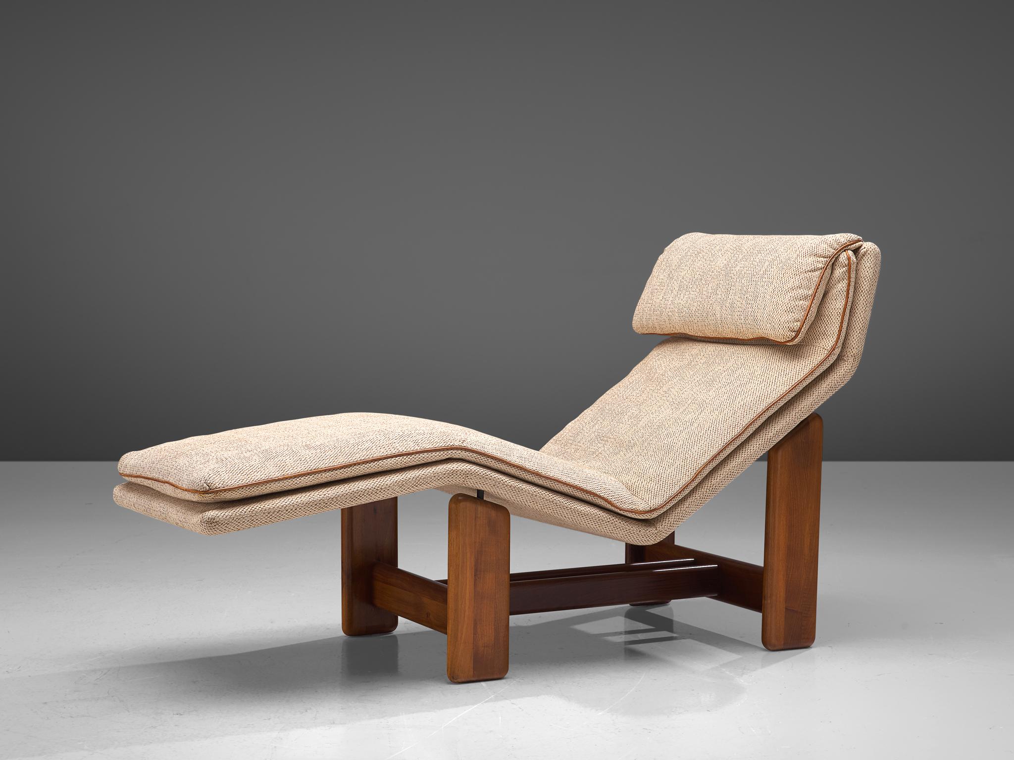 Tarcisio Colzani for Mobil Girgi, daybed, model 'Periplo', fabric, leather and walnut, Italy, 1970s

Sculptural chaise longue from Italy with a woven beige upholstery that is finished with cognac leather piping. The top has a head pillow for extra