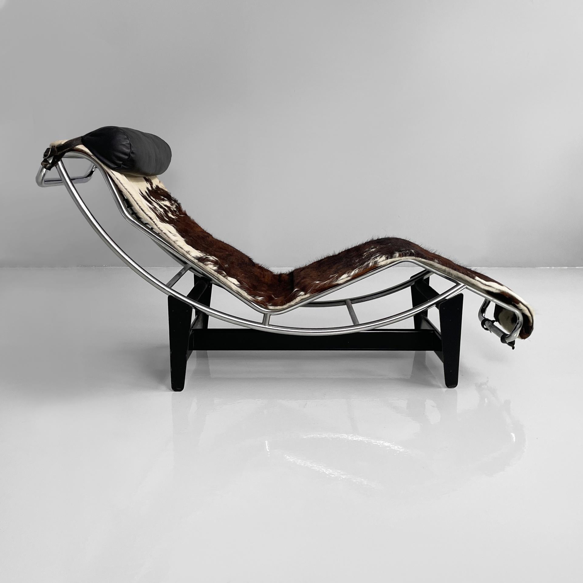 Chaise longue moderna italiana LC4 di Le Corbusier, Pierre Jeanneret e Charlotte Perriand per Cassina, anni '70
Iconica poltrona o chaise longue vintage modello LC4 con seduta curva in pelle bianca e marrone e cuscino cilindrico in pelle nera. La