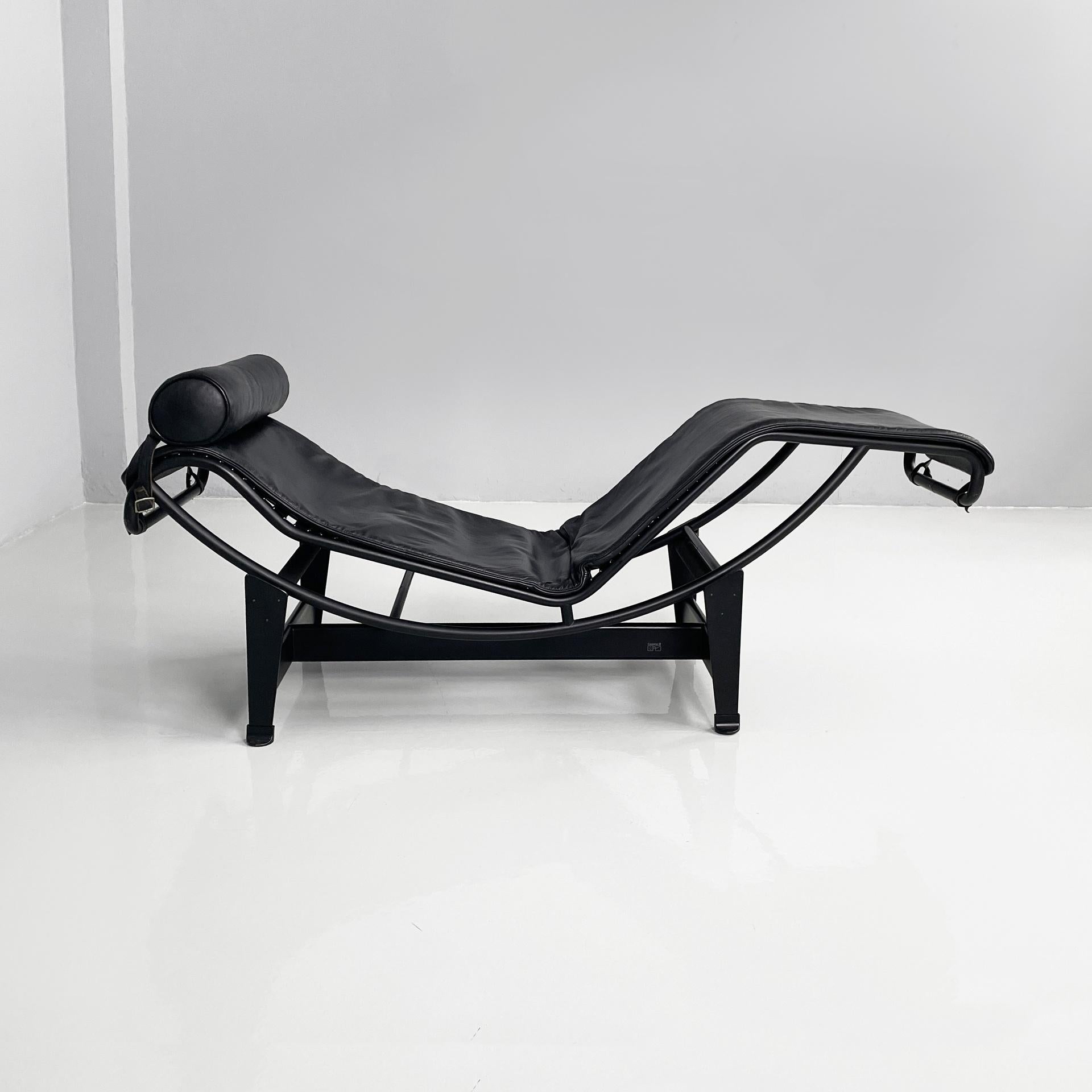 Chaise longue moderne italienne LC4 par Le Corbusier, Pierre Jeanneret et Charlotte Perriand pour Cassina, années 1980
Fauteuil ou chaise longue iconique modèle LC4 avec assise incurvée et coussin cylindrique en cuir noir. Le siège est doté d'une