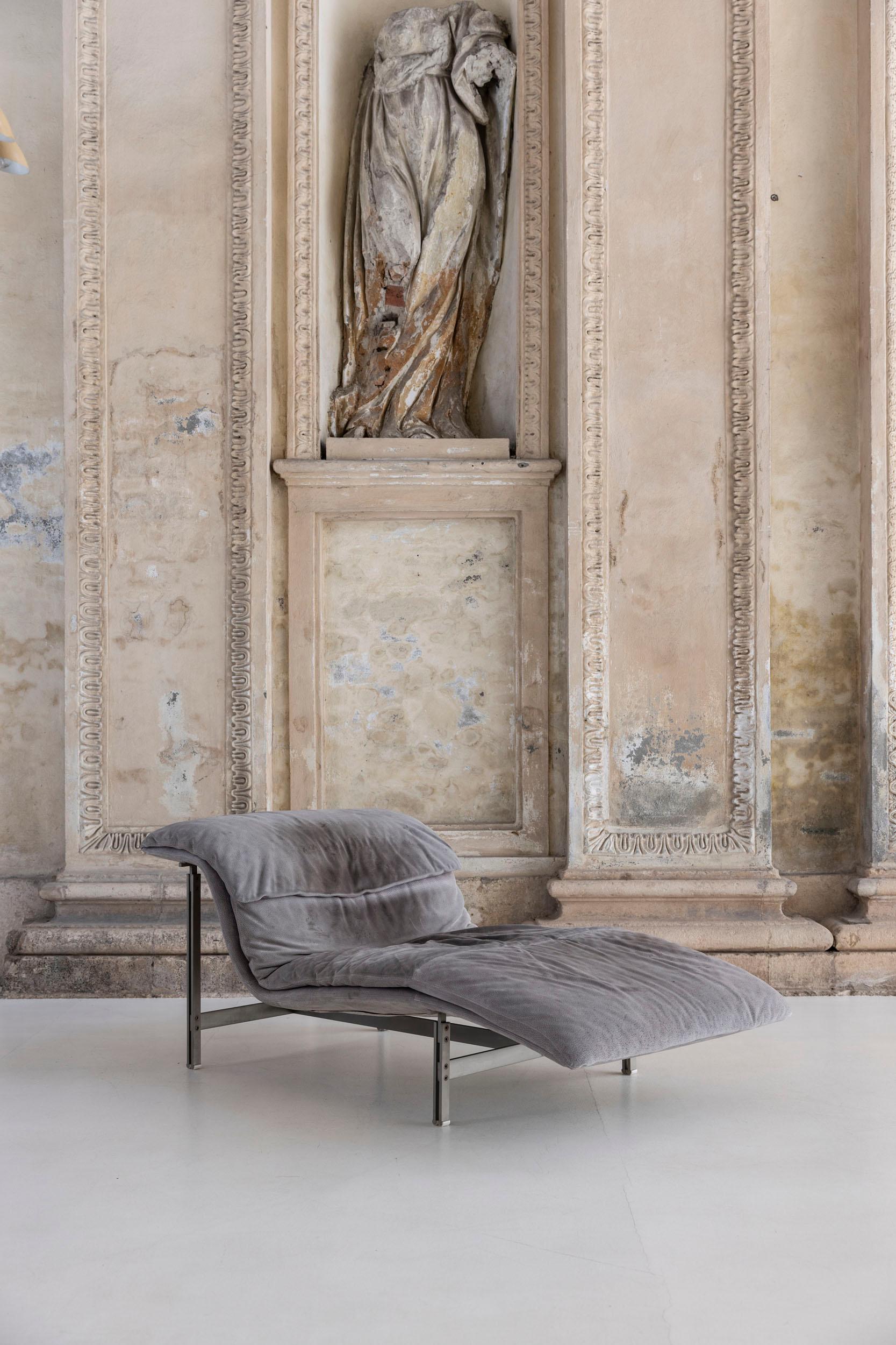 Chaise longue postmoderne modèle Wave conçu par Giovanni Offredi pour Saporiti. Une pièce intemporelle, caractérisée par une structure en acier et une esthétique minimaliste dans un style postmoderne parfait. Le coussin de la chaise, recouvert de