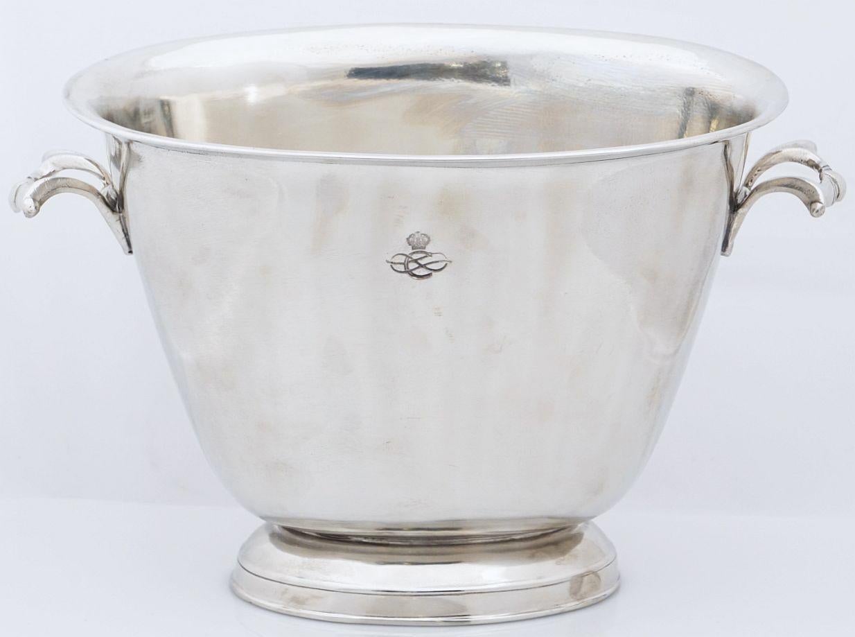 A fine Italian champagne bucket or wine holder from the Collezione Italia Navigazione, a fleet of Italian luxury passenger ships that operated in the 1920s and 1930s. 

Featuring a flared top edge with opposing handles over an oval deep footed