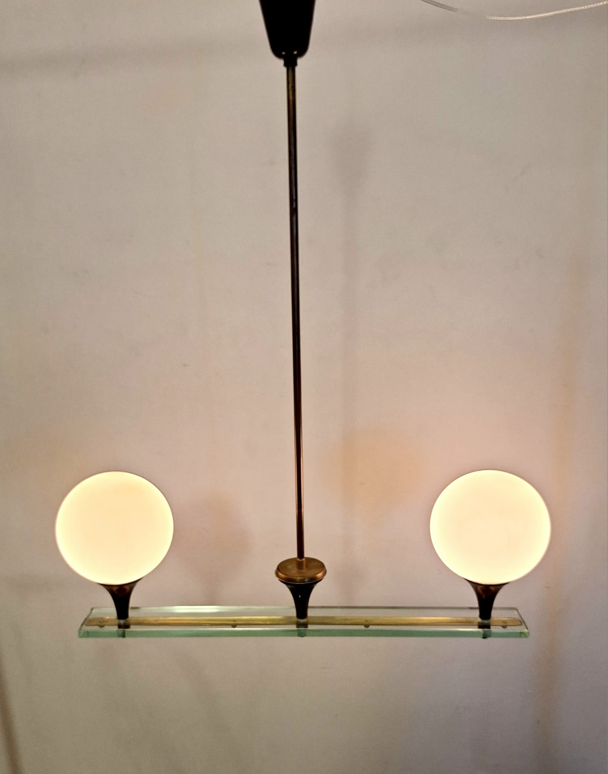 Una lámpara de araña italiana de Vetreria Murano con pantallas de cristal opalino y base de latón no es sólo un accesorio de iluminación, sino una obra de arte que refleja siglos de tradición vidriera. Su combinación de cristal y latón resistente.