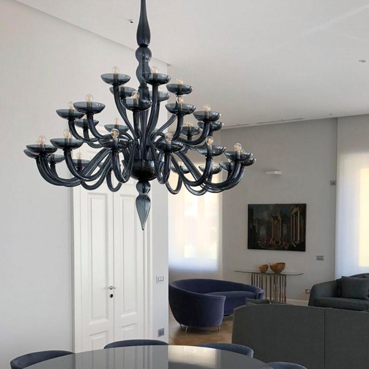 Italiano Lampadario italiano a 12 bracci, 3 livelli, vetro di Murano grigio scuro di Multiforme in vendita