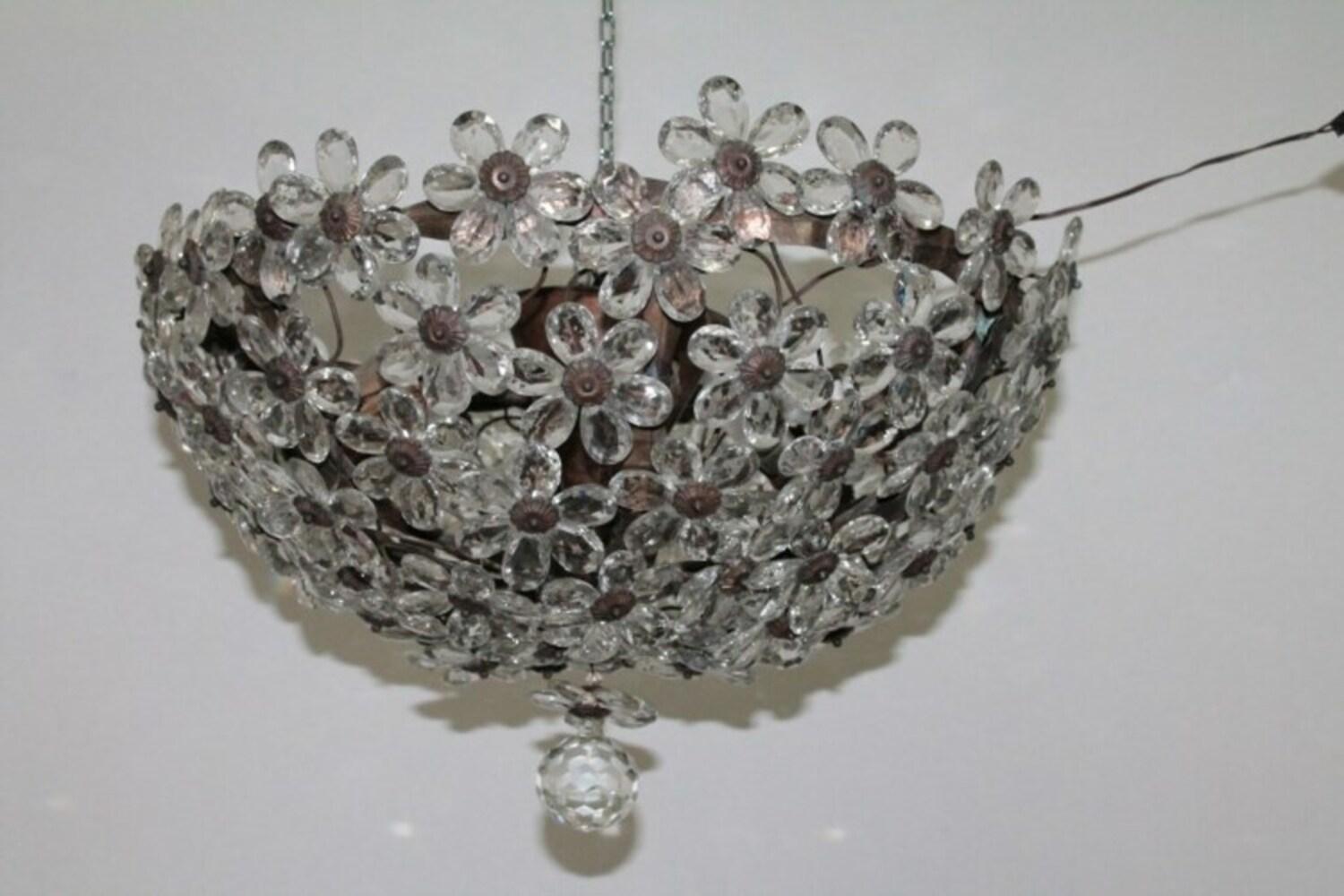 Elegant chandelier 1940s Italian manufacturing with glass flowers and brass structure.