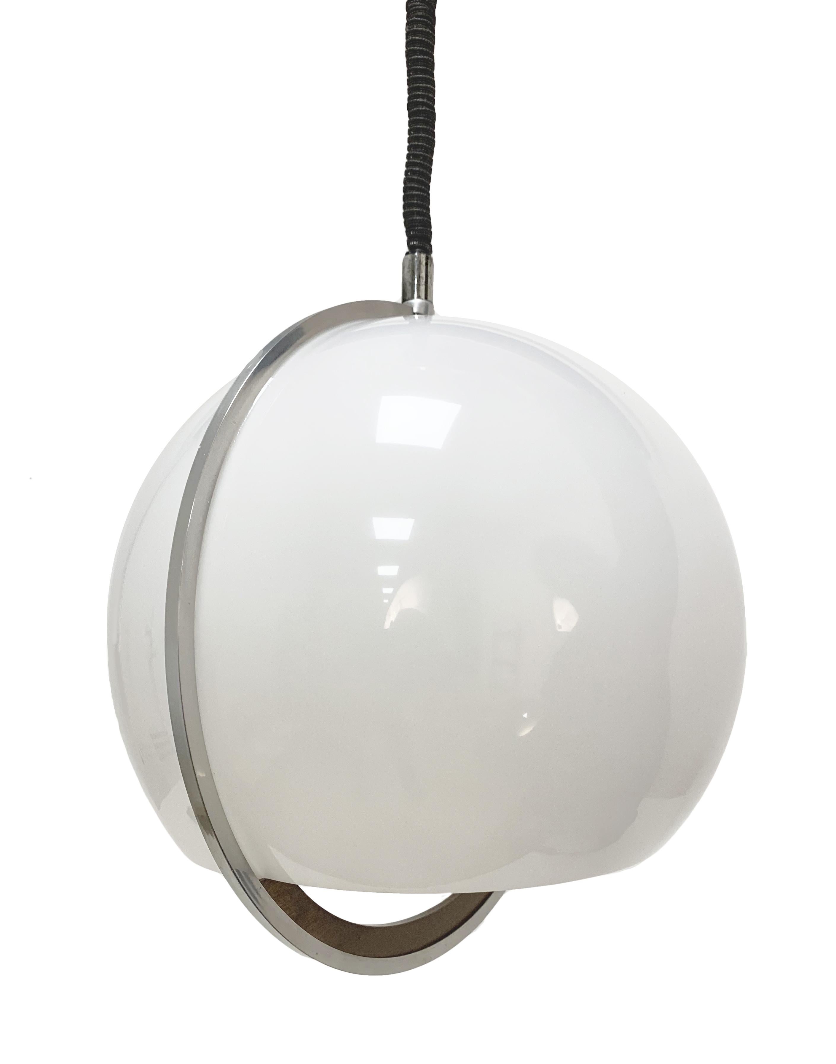 Large Italian 70s chandelier, shaded in white plastic, aluminum and teak finish. Measure: 16.53 inch diameter.