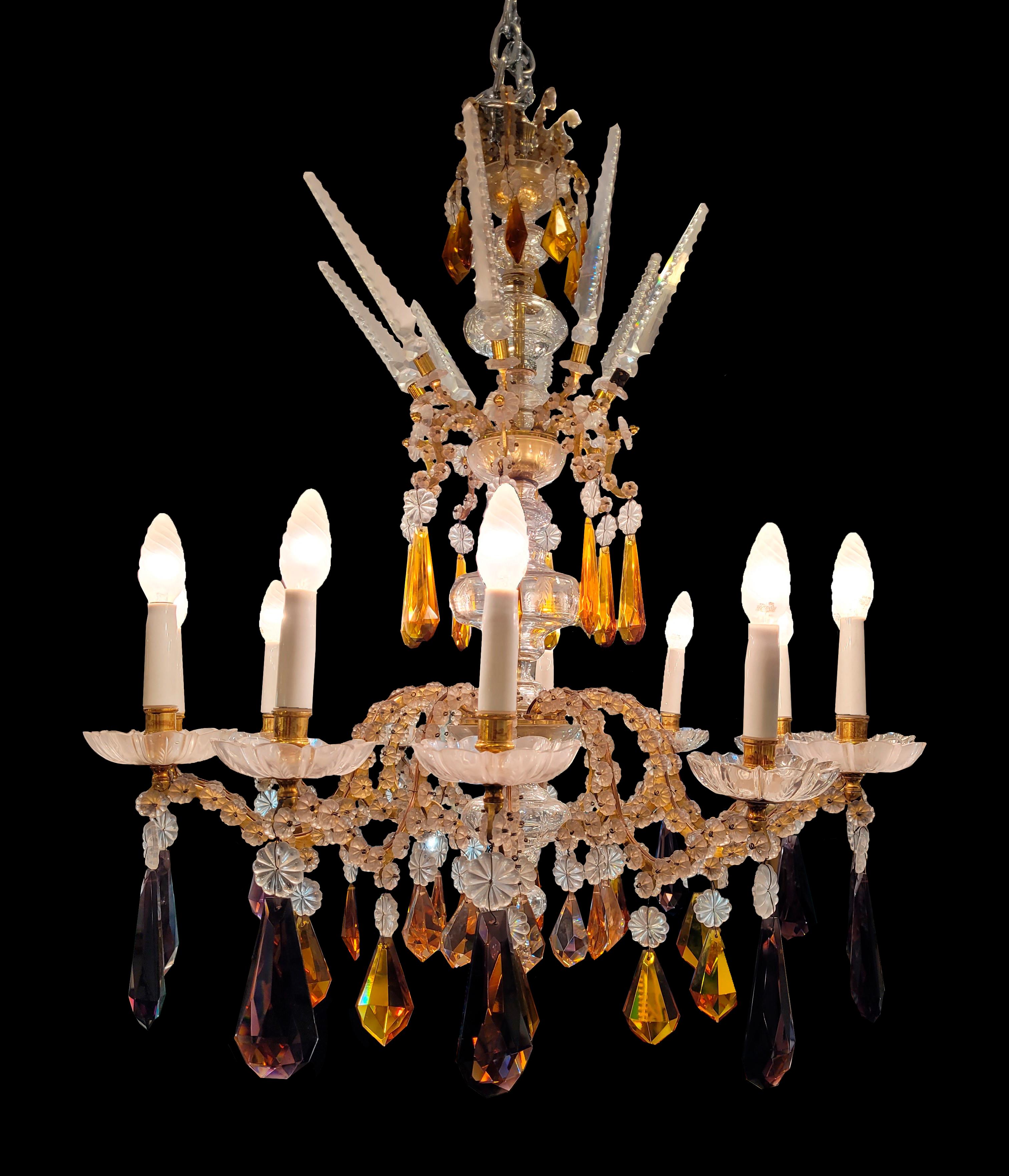 One of a Kind  Italian chandelier in cut and faceted crystal.
Configured in 12 glass arms full of cut glass daisies. Shaft with division into different bulbs with the interior in a bronze stem.
Full of teardrop-shaped faceted cystal pandelocas in