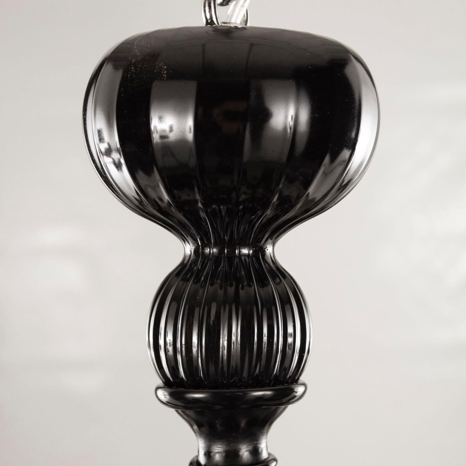 Italiano Lampadario italiano a 5 bracci in vetro di Murano nero di Multiforme in vendita