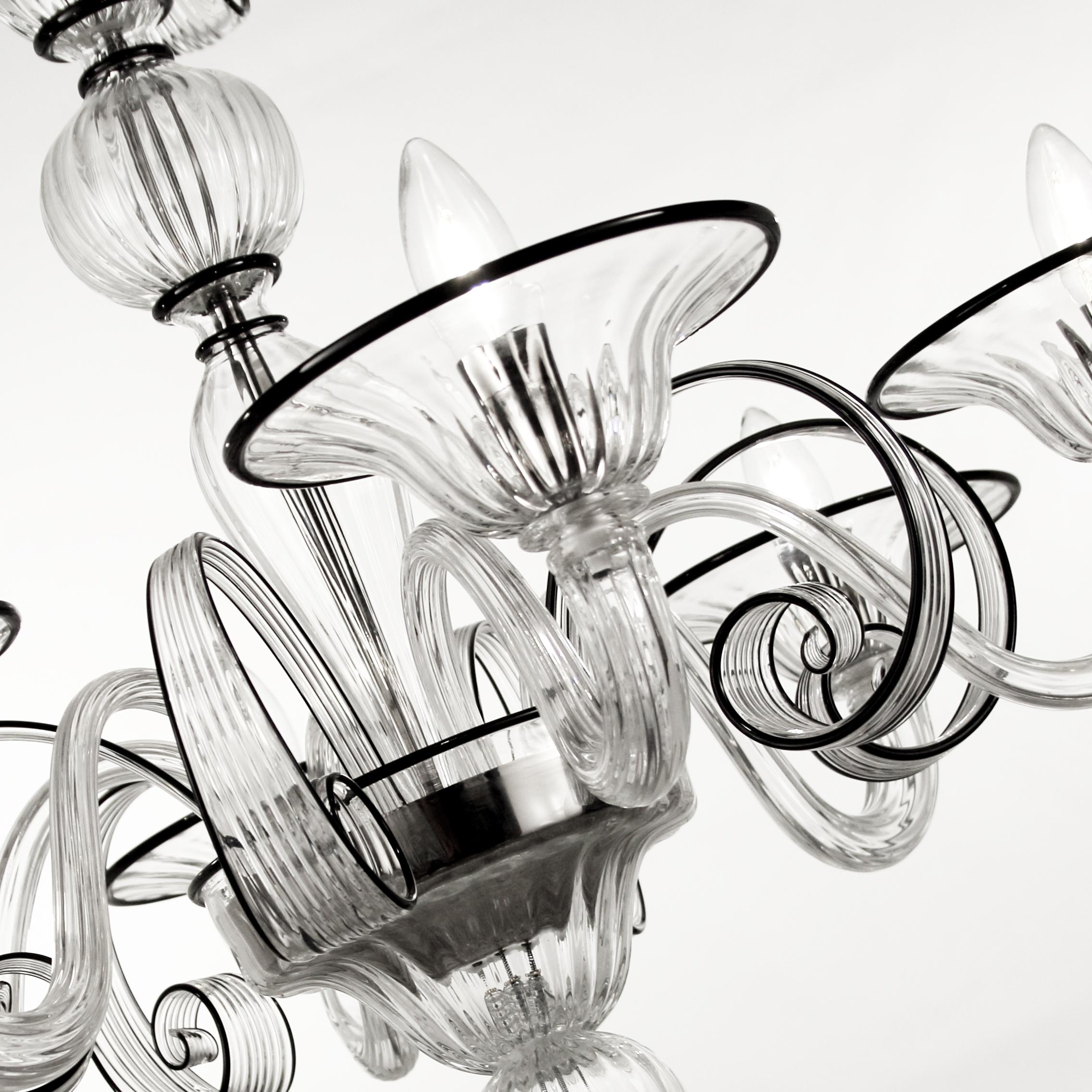 Lampadario italiano a 5 bracci in vetro di Murano trasparente con dettagli neri di Multiforme in vendita 1