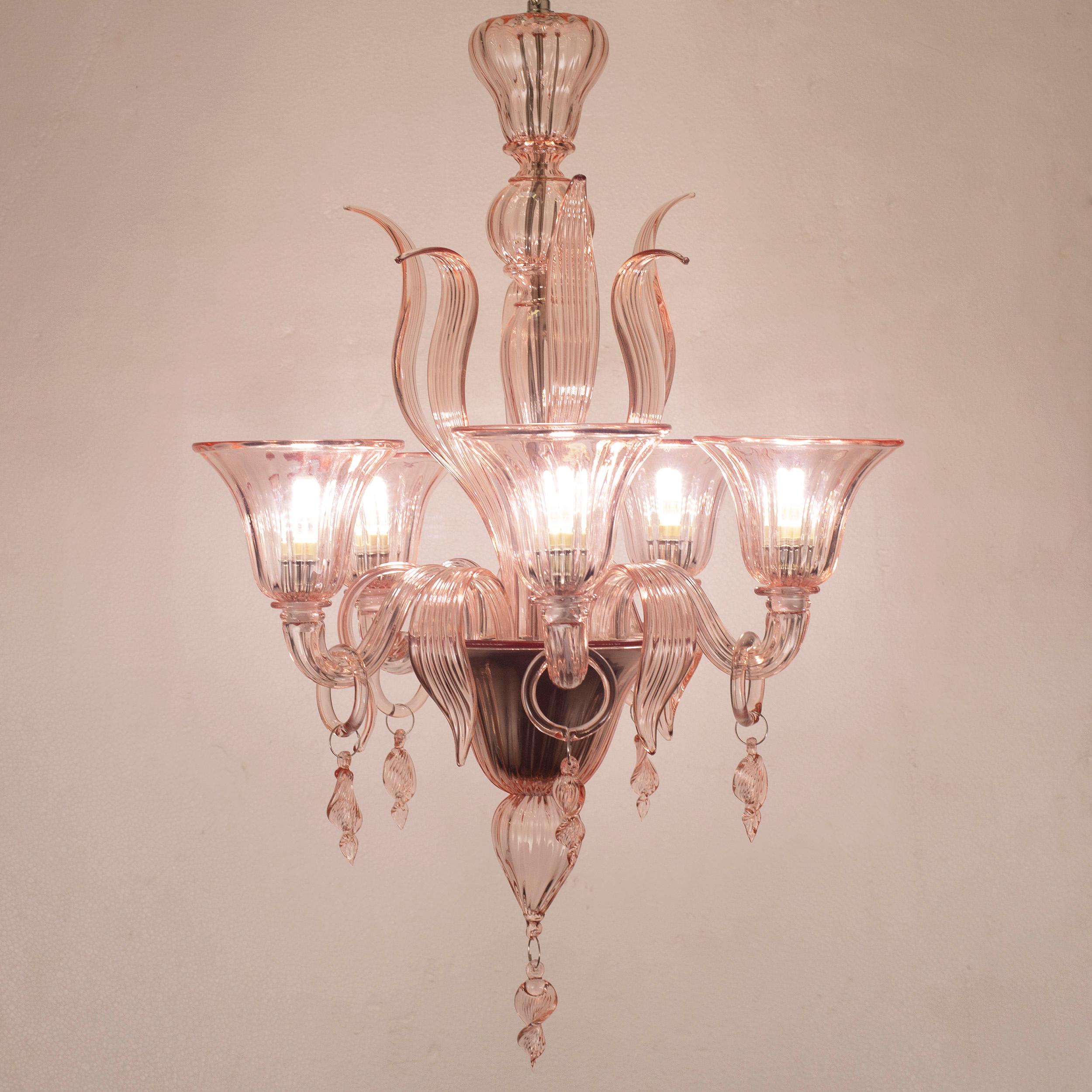Fluage chandelier 5 lights pink Murano glass with rings by Multiforme
The blown glass chandelier Fluage is the perfect combination between the Venetian tradition and the most refined design. To manufacture the blown glass chandelier Fluage,