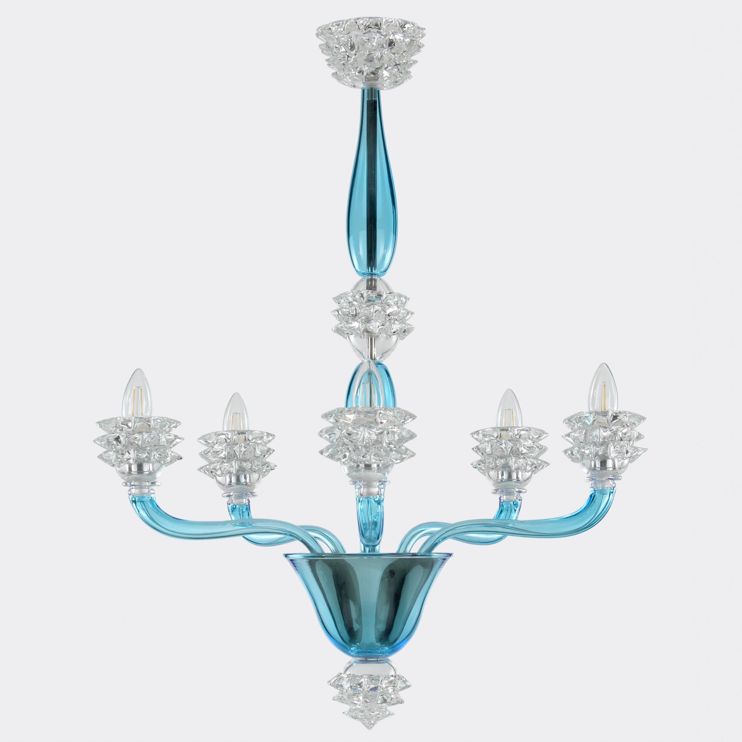 The Diamante blown glass chandeliers by Multiforme are characterized by a slender central element.
The arms, central column and final cup are made of flawless smooth glass. The standout elements of this chandelier are the cups, which are created