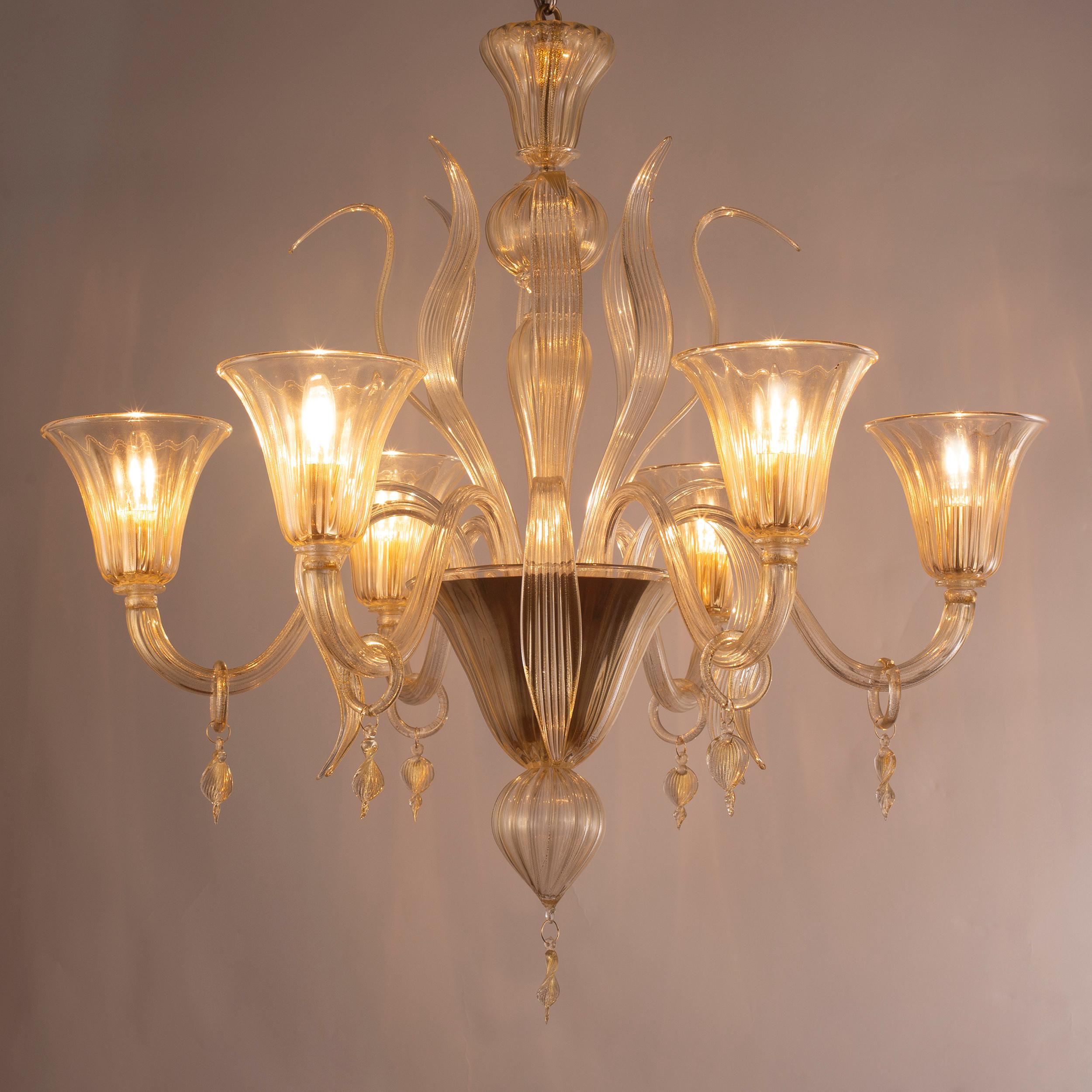 Fluage chandelier 6 lights Fluage, Gold Murano glass with rings and pendants by Multiforme

The blown glass chandelier Fluage is the perfect combination between the Venetian tradition and the most refined design. To manufacture the blown glass