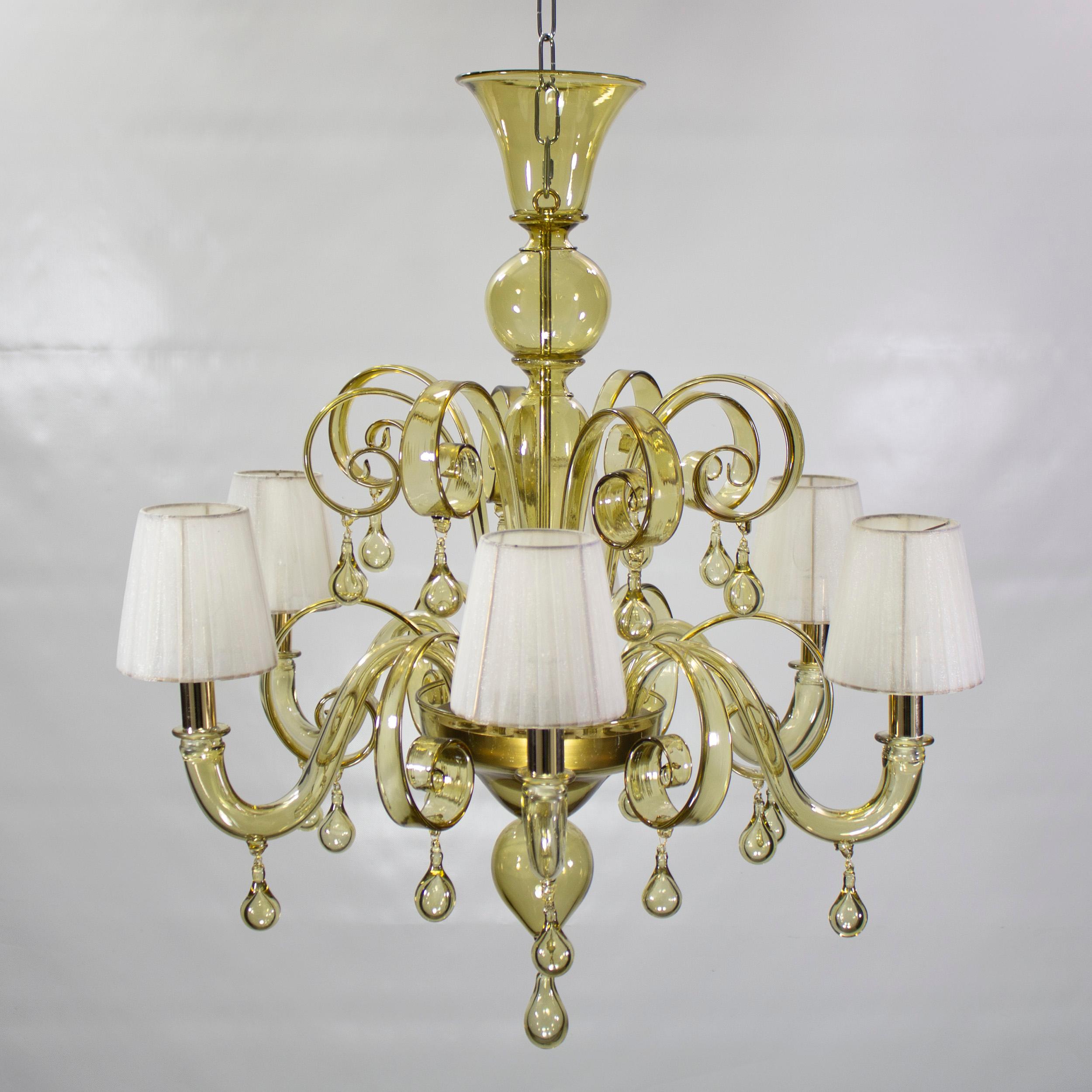 Vetro soffiato Lampadario italiano a 6 bracci in vetro di Murano liscio e paglierino con paralumi di Multiforme in vendita