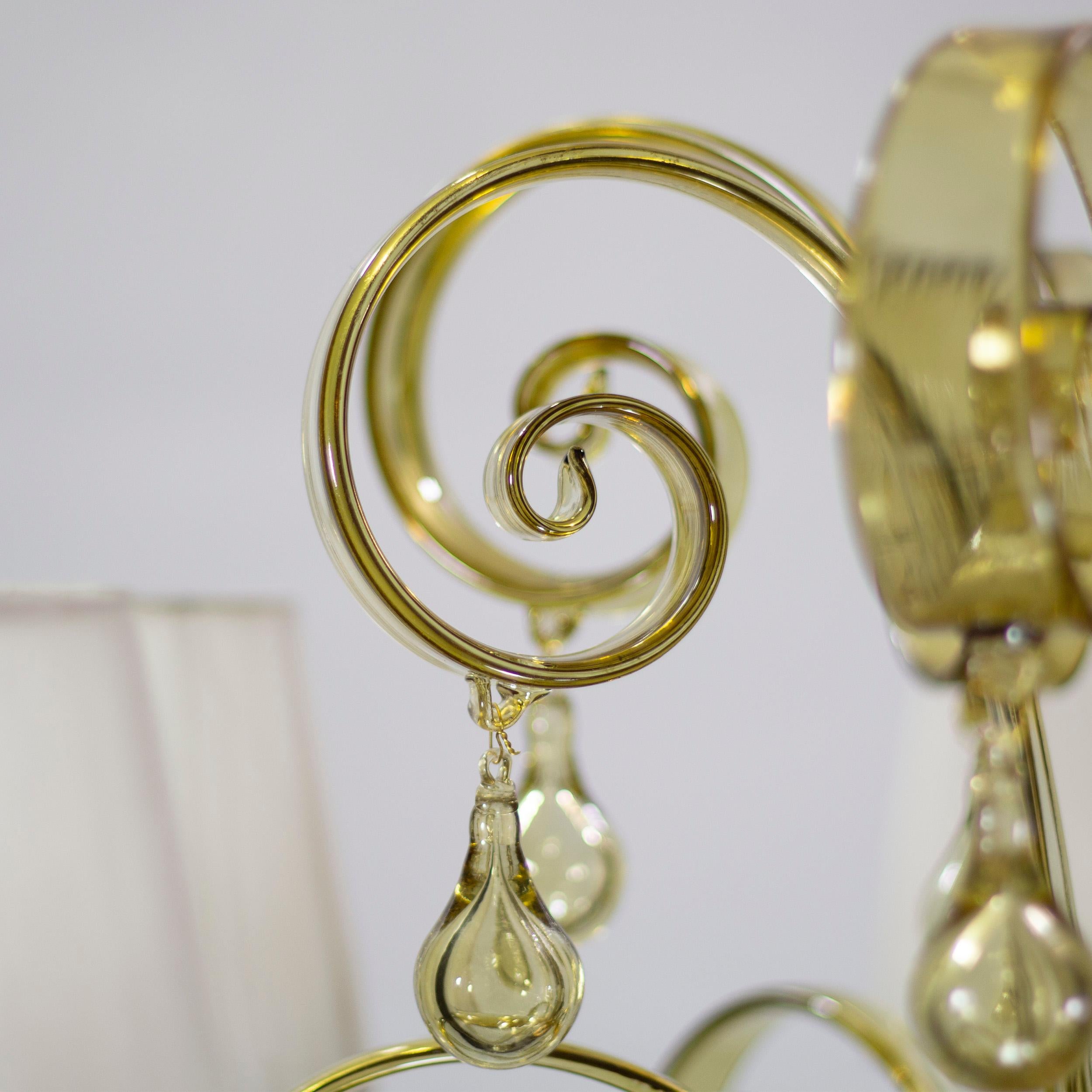 Lampadario italiano a 6 bracci in vetro di Murano liscio e paglierino con paralumi di Multiforme in vendita 1