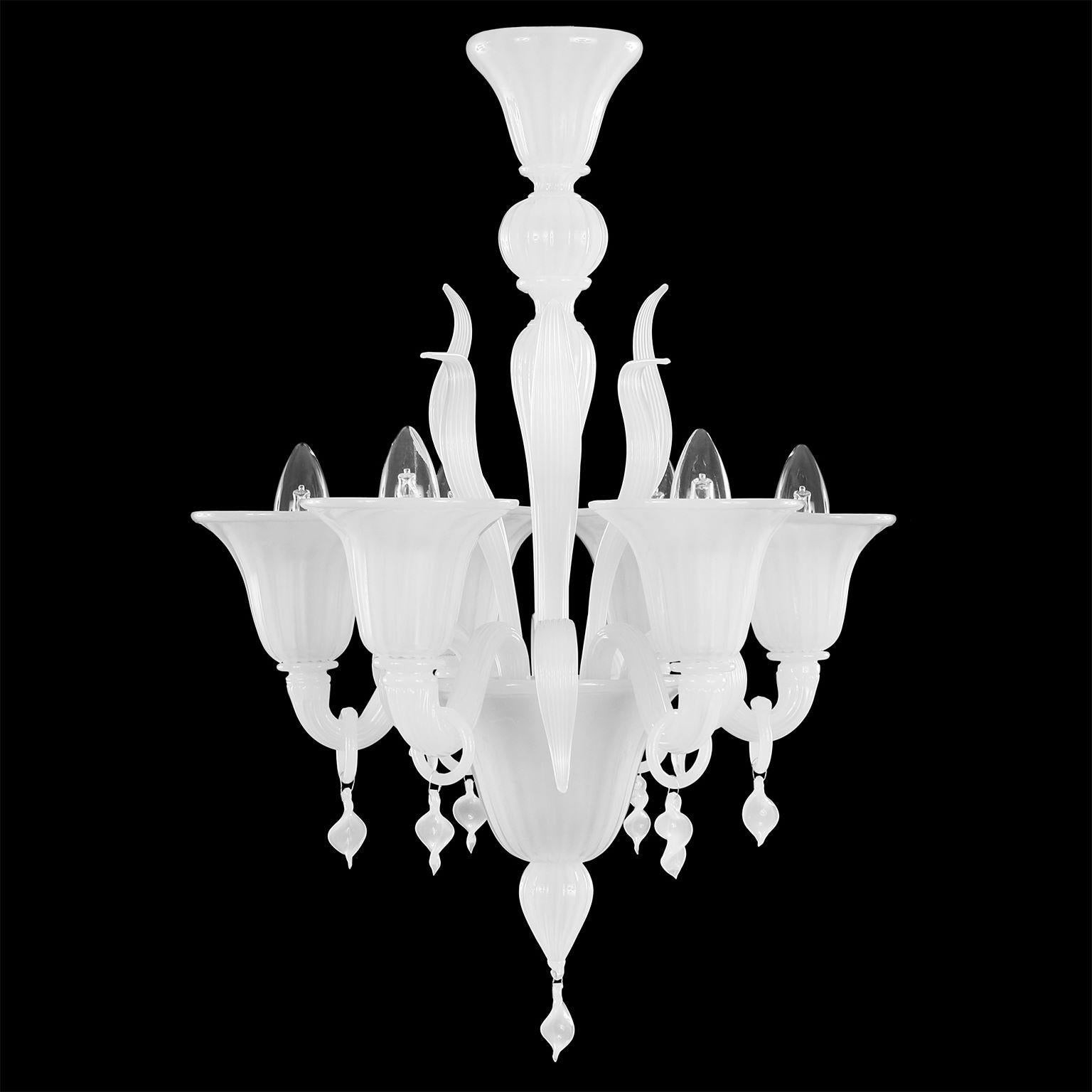 Fluage chandelier 6 lights white silk Murano glass with rings by Multiforme
The blown glass chandelier Fluage is the perfect combination between the Venetian tradition and the most refined design. To manufacture the blown glass chandelier Fluage,
