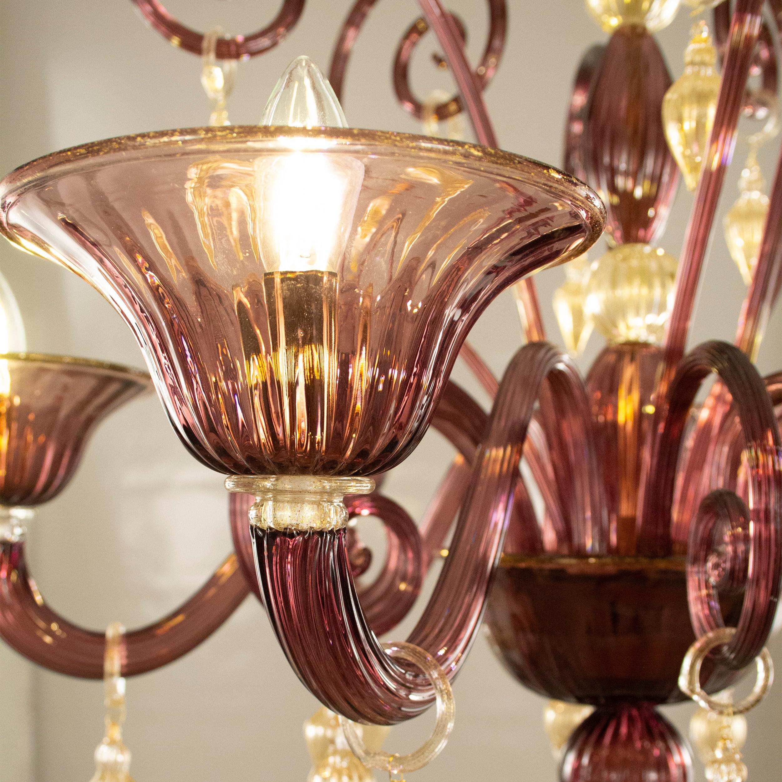Vetro soffiato Lampadario italiano a 6 bracci in vetro di Murano color oro ametista con paralume di Multiforme in vendita