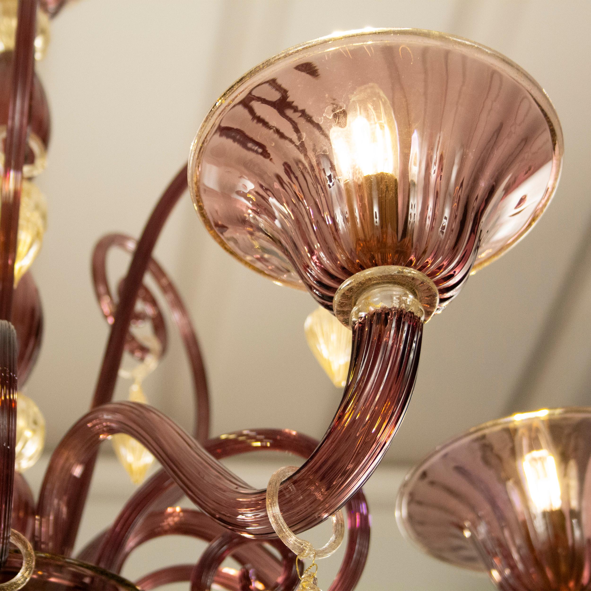 Lampadario italiano a 6 bracci in vetro di Murano color oro ametista con paralume di Multiforme in vendita 1