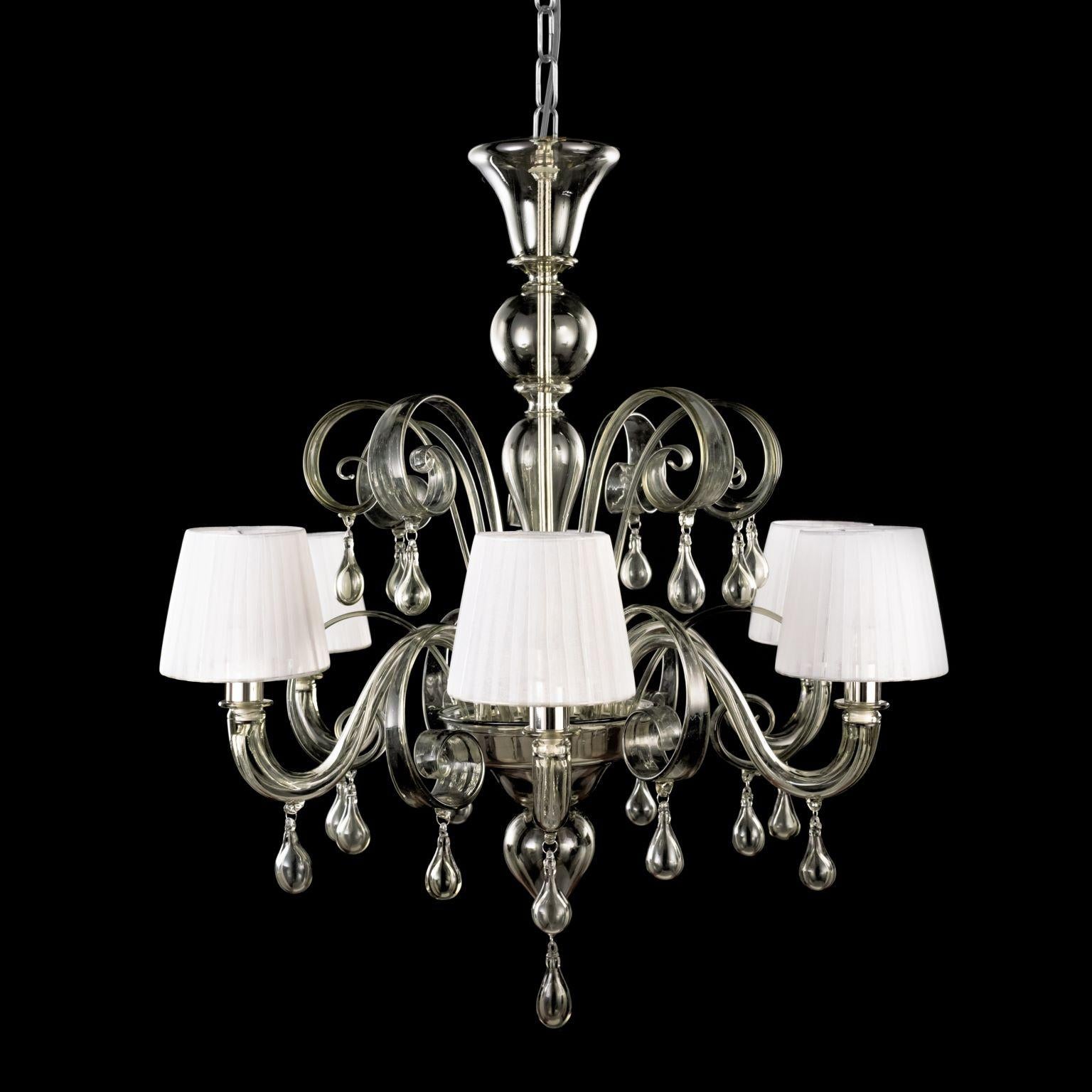 Parisienne chandelier, 6 lights with curl and drop shaped glass elements. Light grey Murano glass. Light grey Organza lampshades by Multiforme
Sinuous elements, curls, pendant drop shaped glass elements and other decorations with a smooth and shiny