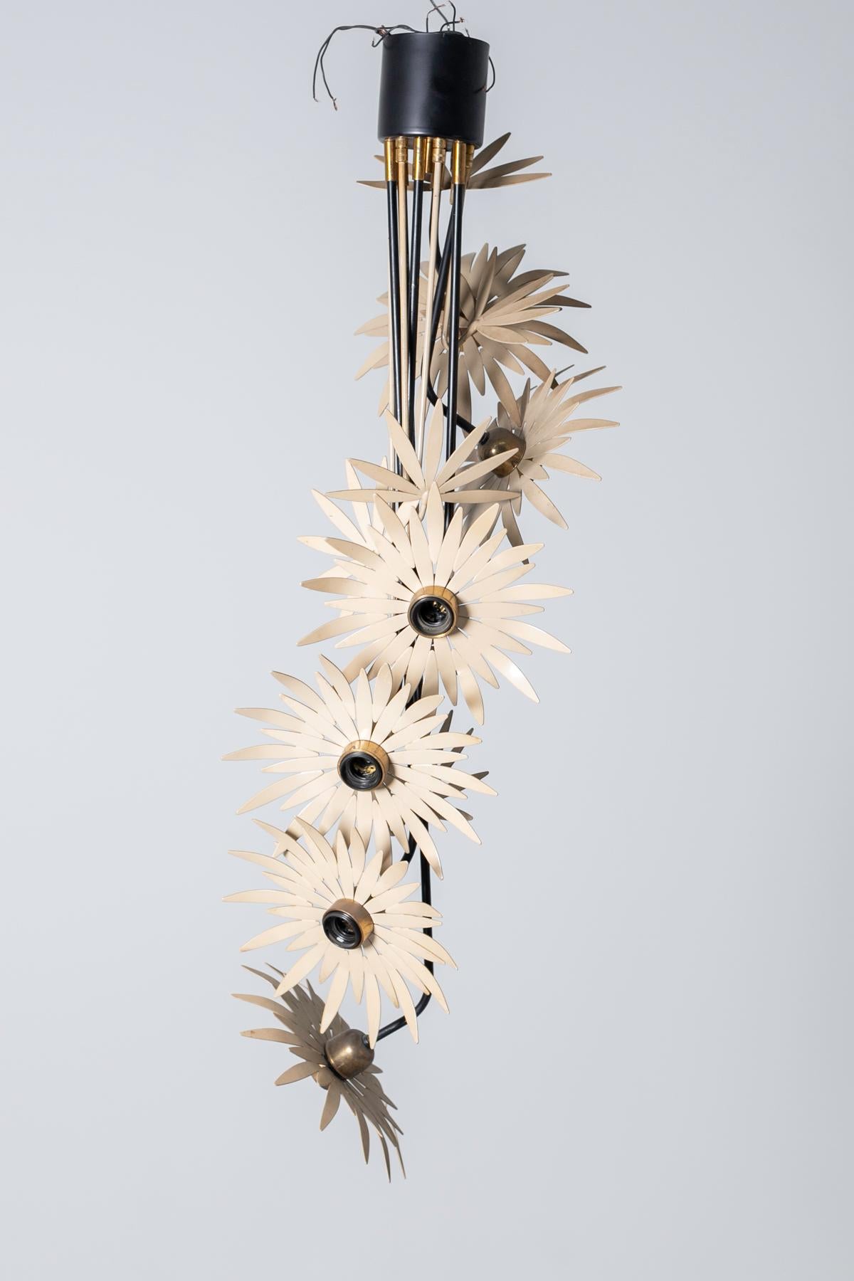 Italian pendant chandelier of the 1950s, attributed to Pietro Chiesa. The chandelier is made with 12 aluminium battens or tubes positioned in different heights. At the end of the aluminium tube we find cream-white flowers in painted aluminium, or