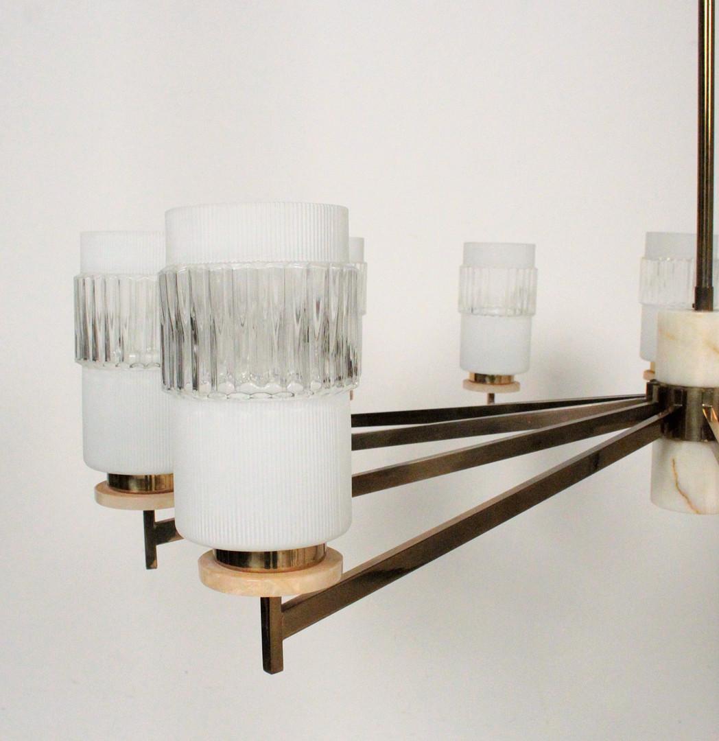 Lustre italien à 12 bras en laiton avec  marbre et verre, 1960 Italie
Cadre en laiton avec ornements en marbre, chaque coupelle en verre contient une douille de candélabre.
12 douilles candélabres.





 