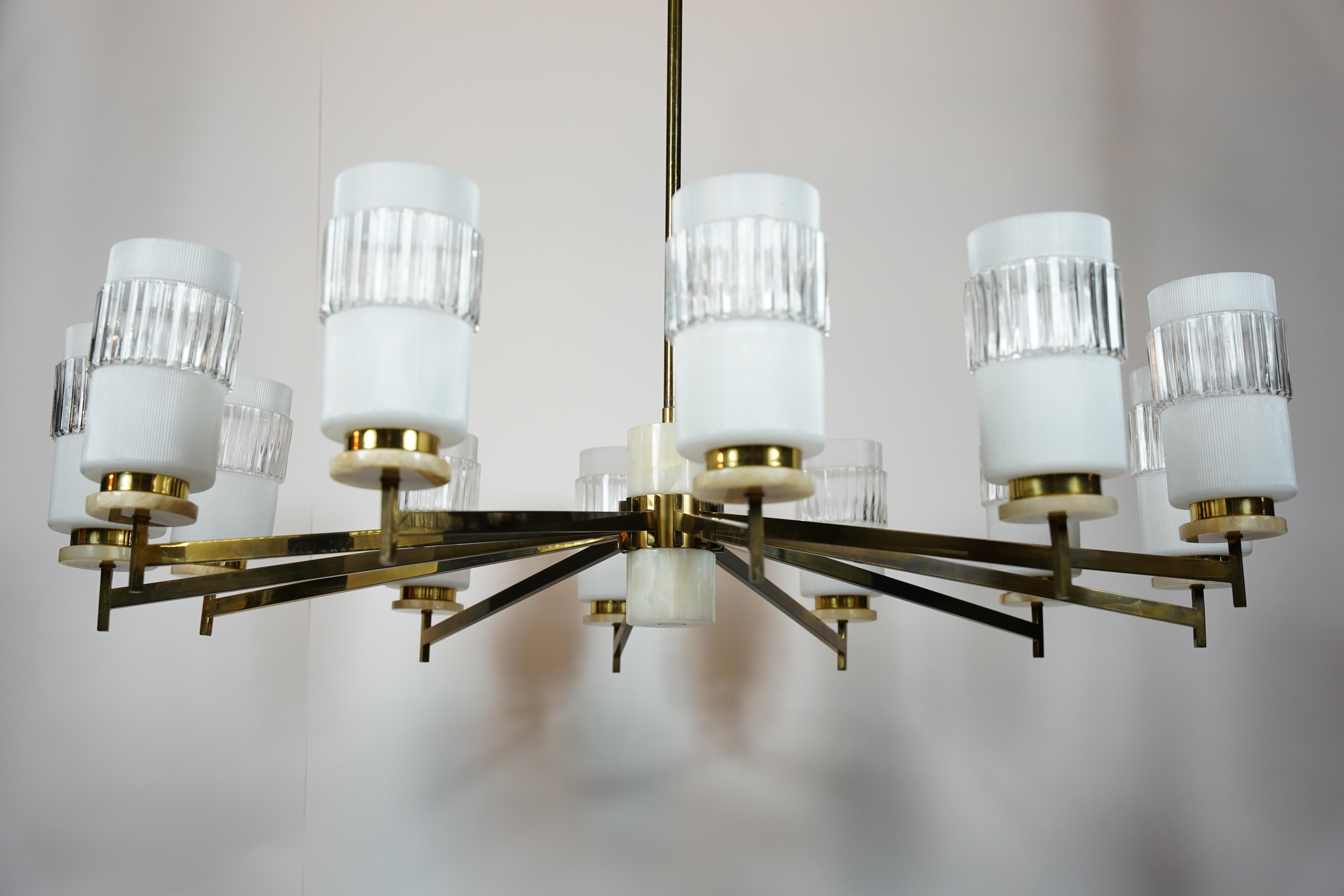 12-armiger italienischer Messingkronleuchter mit  Marmor und Glas, 1960 Italien
Messingrahmen mit Marmorornamenten, jeder Glasbecher enthält eine Edison-Fassung.






 
