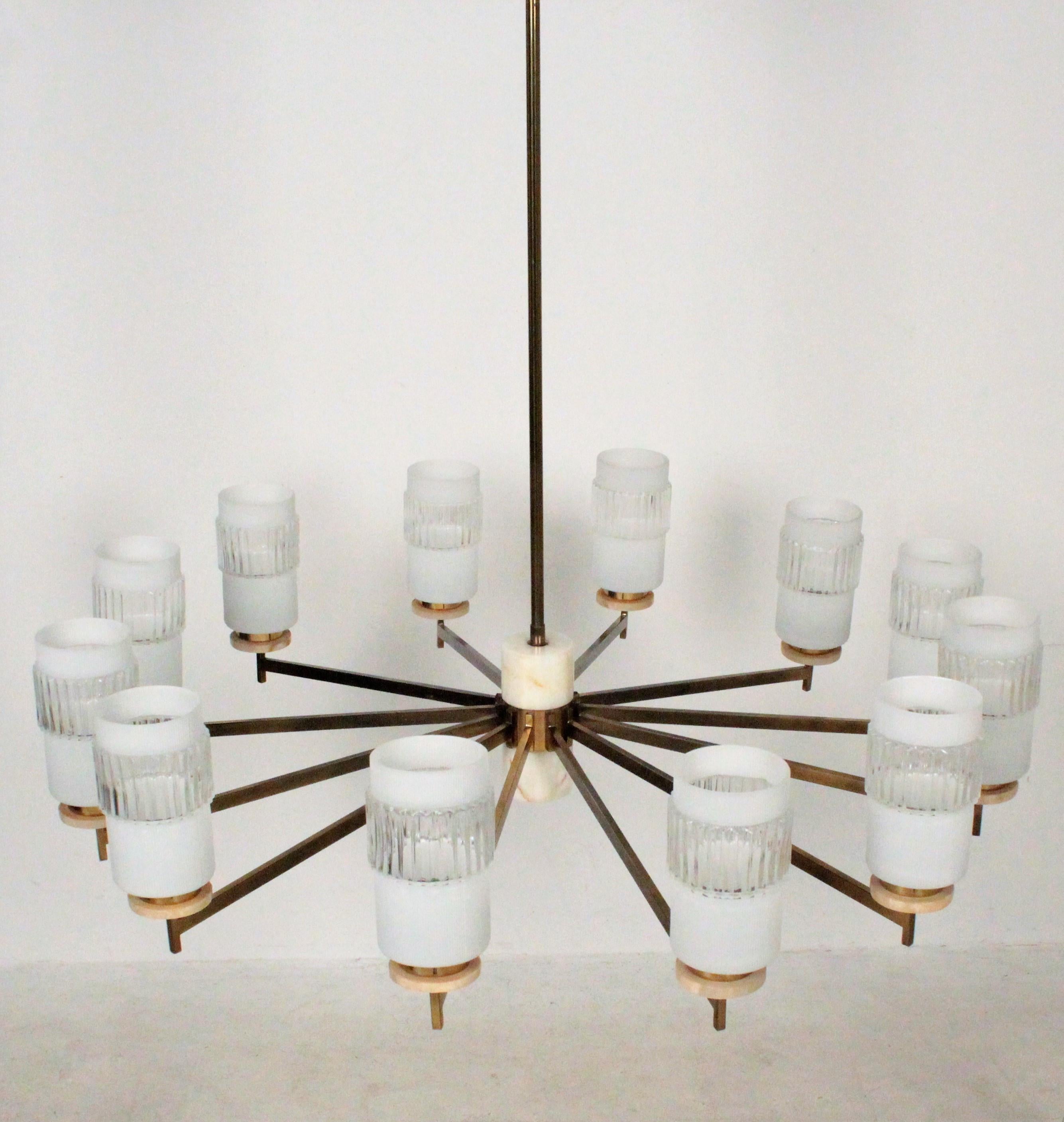 20ième siècle Lustre italien en laiton et marbre, Italie 1960 en vente