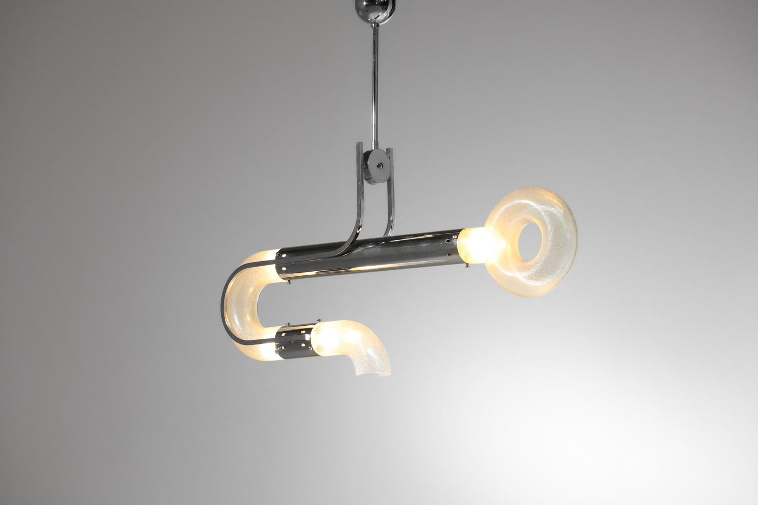 Hängelampe aus den 1960er Jahren von dem italienischen Designer Carlo Nason. Verchromte Metallstruktur und weiße Murano-Glasschirme mit Blasen. Sehr originelles Design in Form eines Schlüssels für eine sehr skulpturale Wirkung. Sehr guter