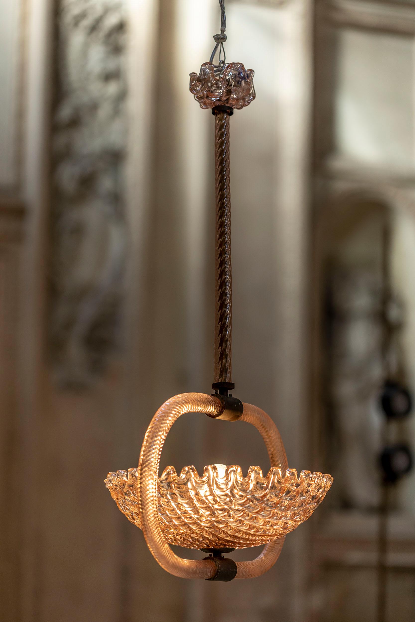 Italian pink Murano glass Chandelier attributed to Ercole Barovier In Excellent Condition For Sale In Piacenza, Italy