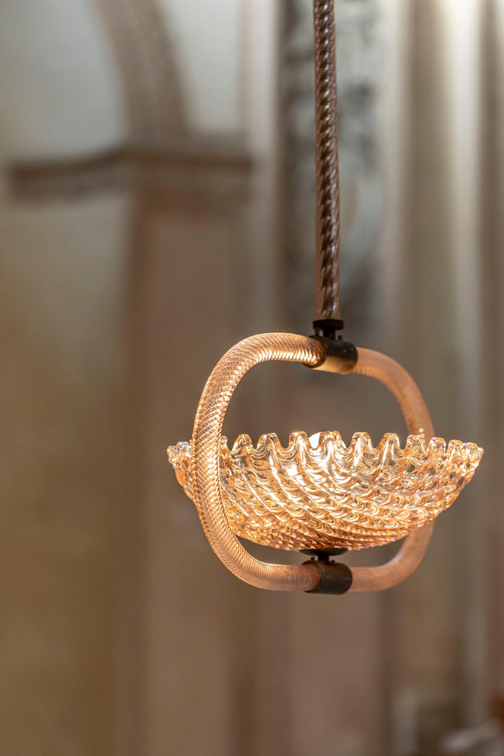 Metà XX secolo Lampadario italiano in vetro rosa di Murano attribuito a Ercole Barovier in vendita